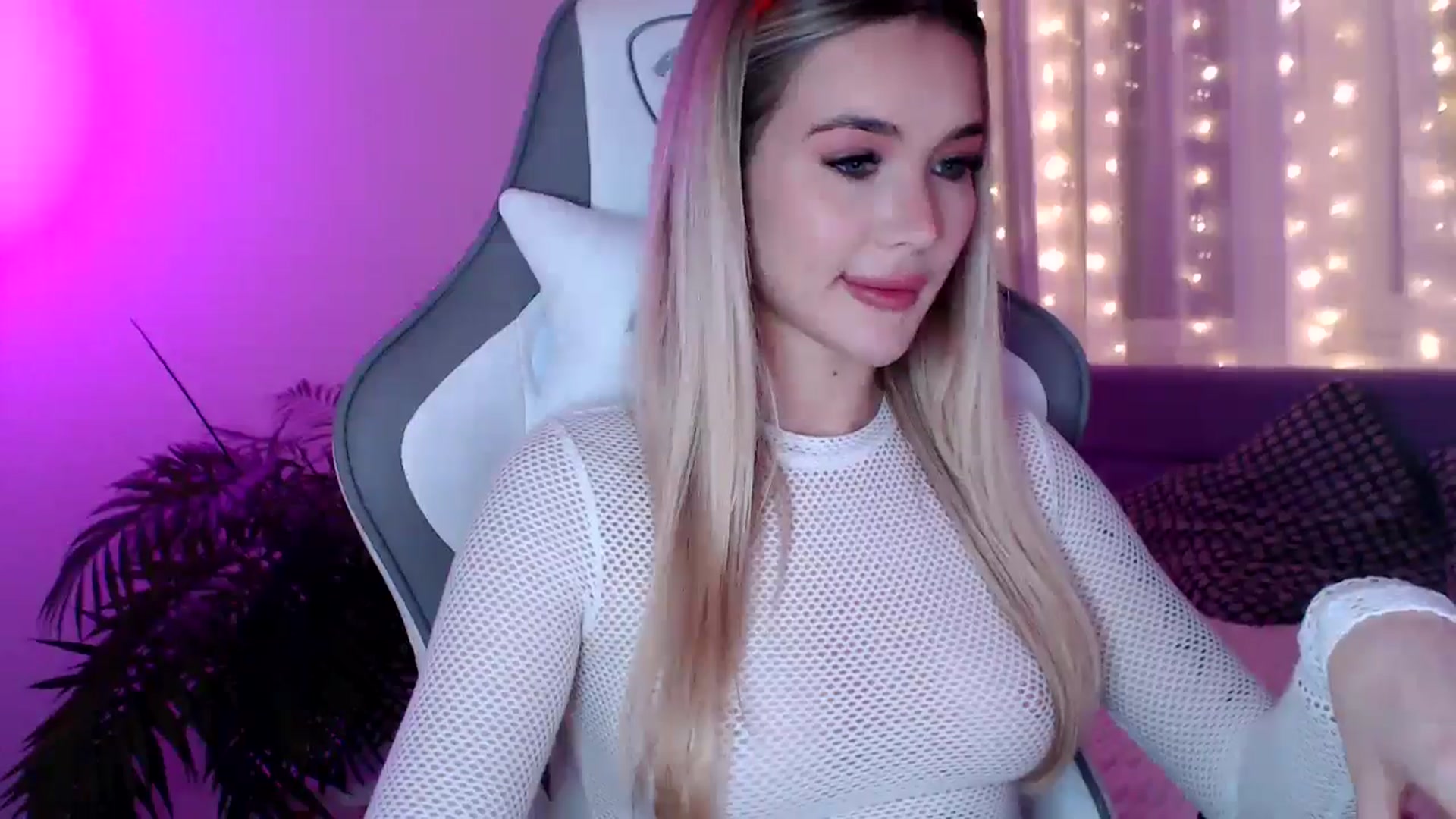 Gallery image thumbnail from HolyMeow's myfreecams stream on, 12/31/2024, 21:06 image 16 of 20