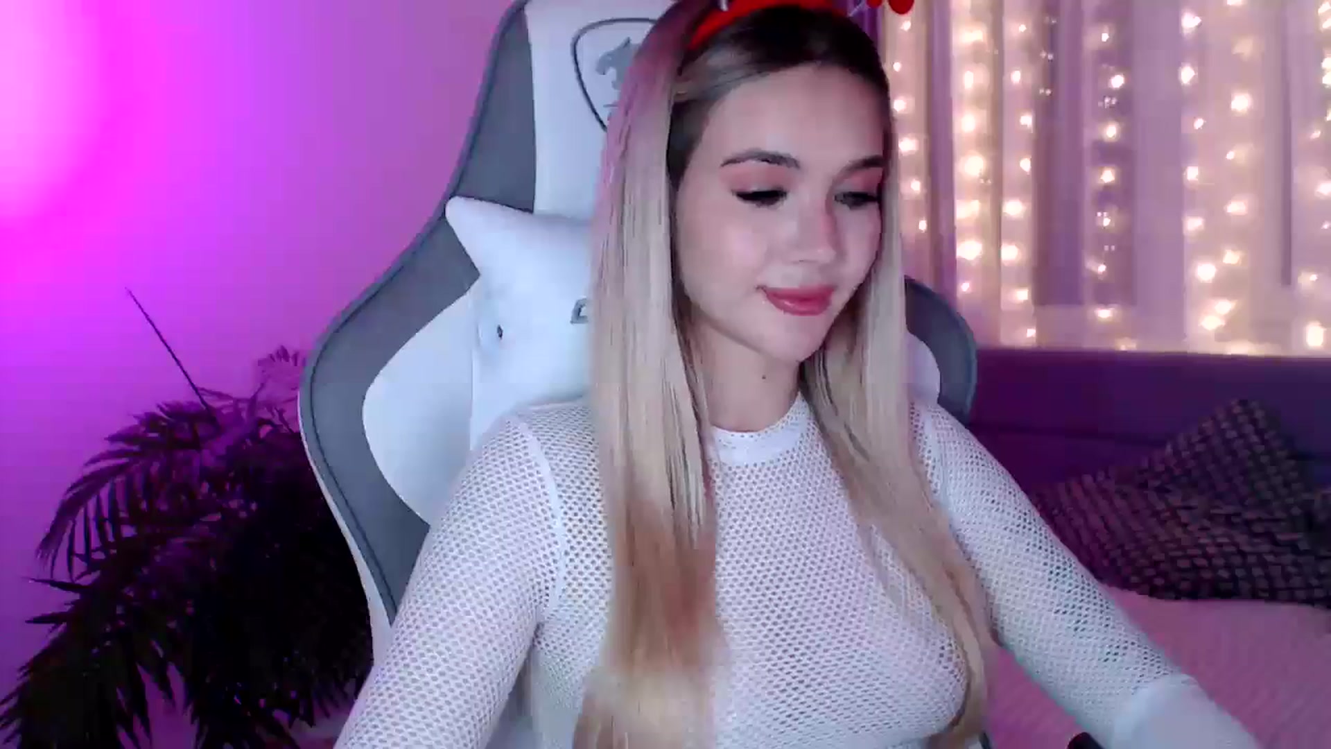 Gallery image thumbnail from HolyMeow's myfreecams stream on, 12/31/2024, 23:48 image 11 of 20
