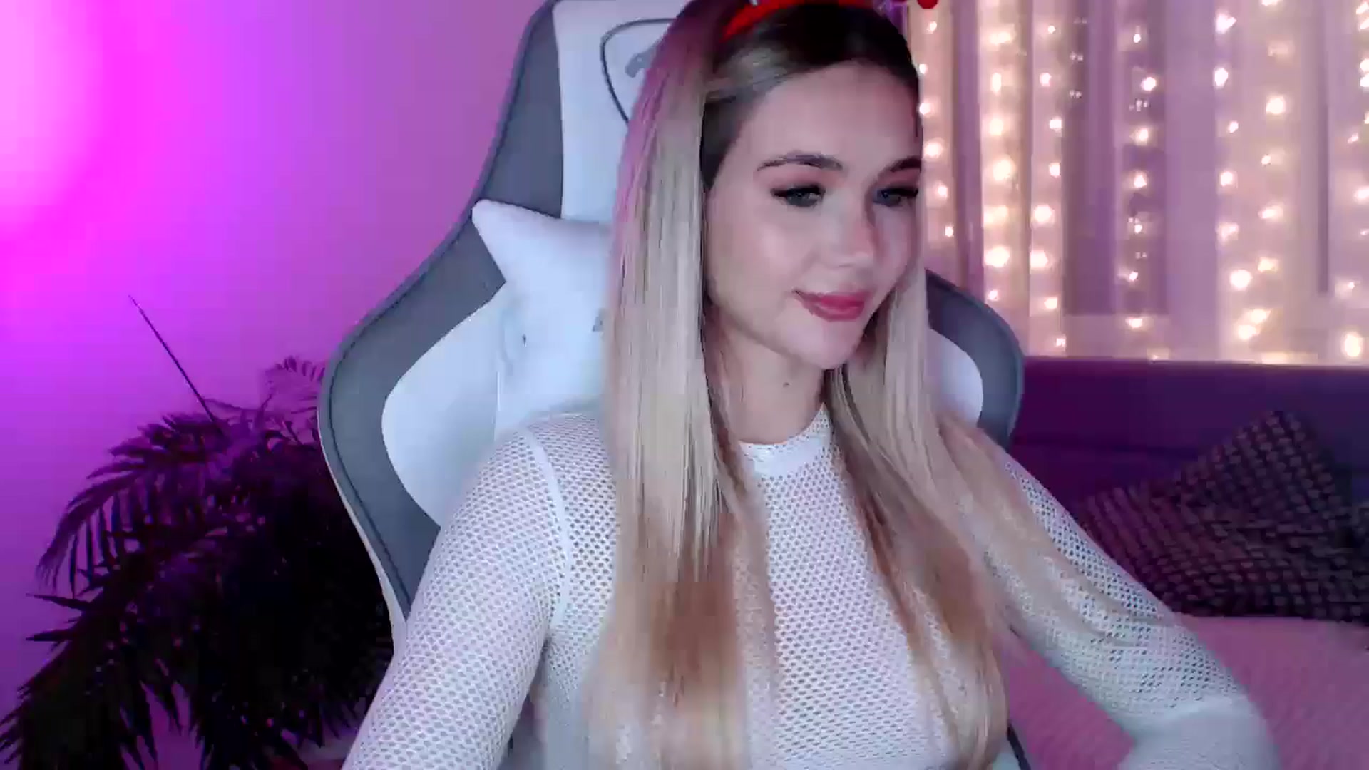 Gallery image thumbnail from HolyMeow's myfreecams stream on, 12/31/2024, 23:48 image 5 of 20
