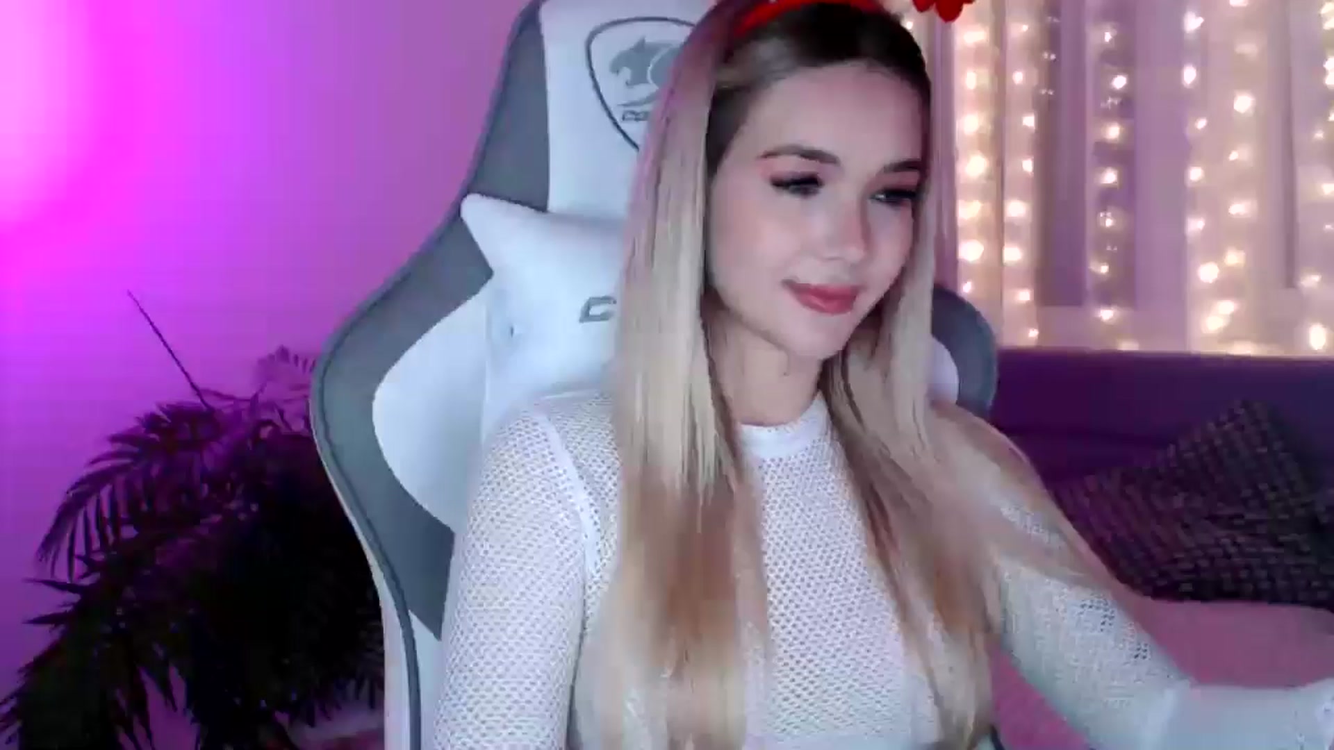 Gallery image thumbnail from HolyMeow's myfreecams stream on, 12/31/2024, 23:48 image 4 of 20