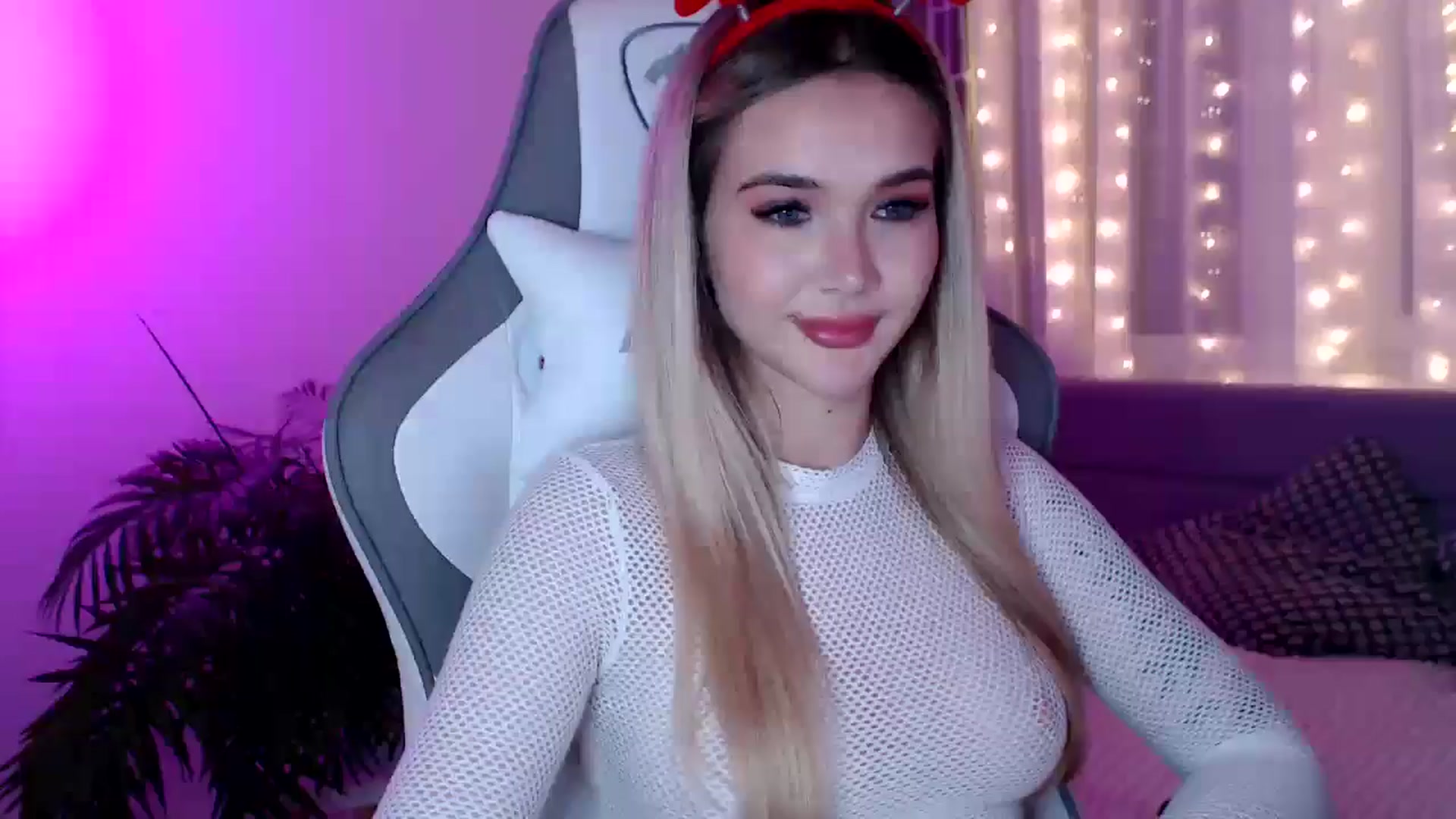 Gallery image thumbnail from HolyMeow's myfreecams stream on, 12/31/2024, 23:48 image 16 of 20