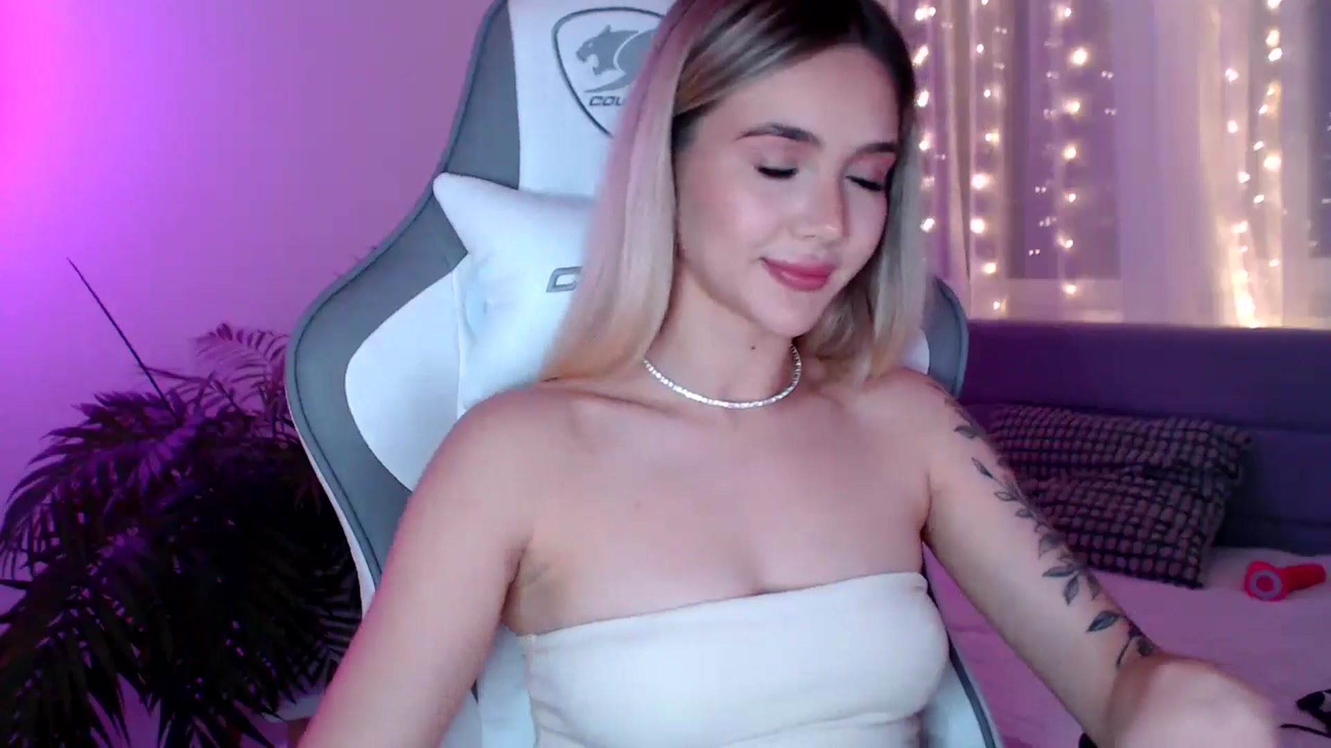 Gallery image thumbnail from HolyMeow's myfreecams stream on, 01/17/2025, 24:24 image 13 of 20