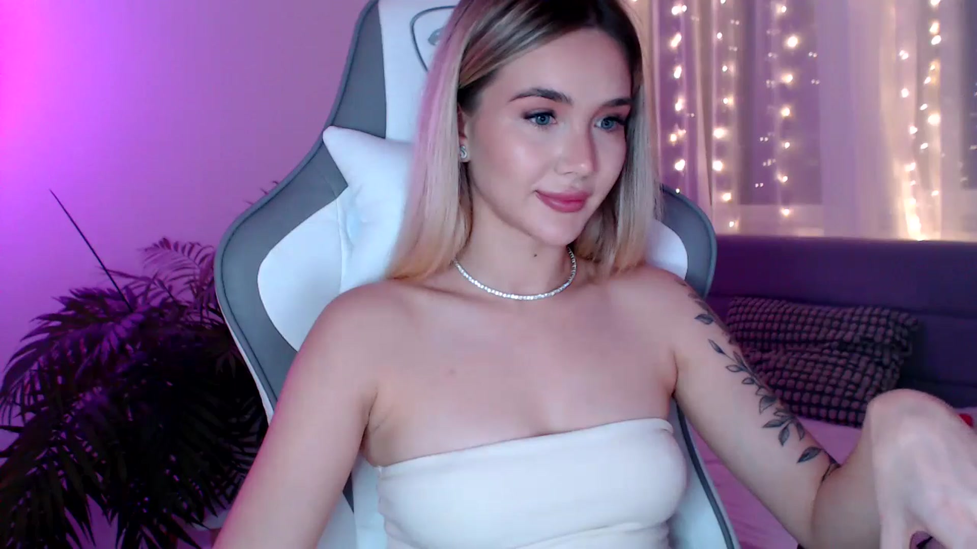 Gallery image thumbnail from HolyMeow's myfreecams stream on, 01/17/2025, 24:24 image 3 of 20