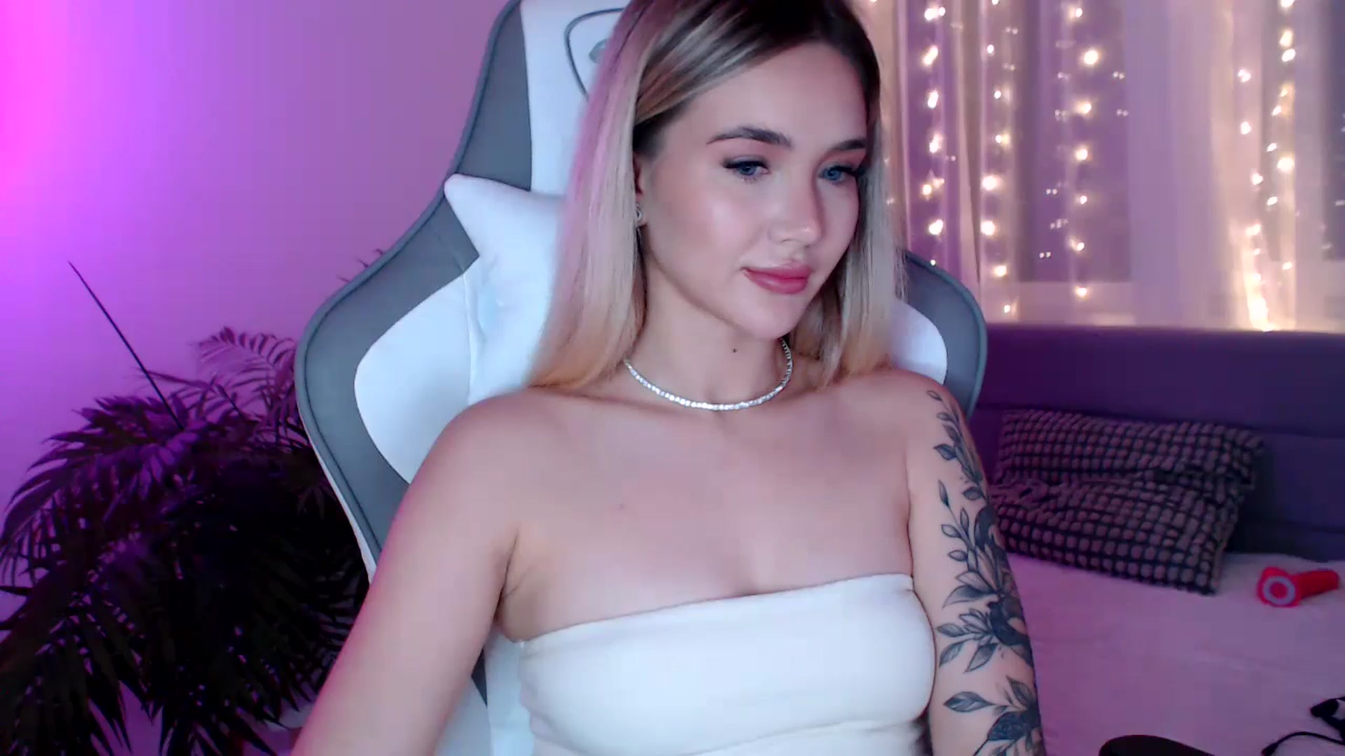 Gallery image thumbnail from HolyMeow's myfreecams stream on, 01/17/2025, 24:24 image 6 of 20