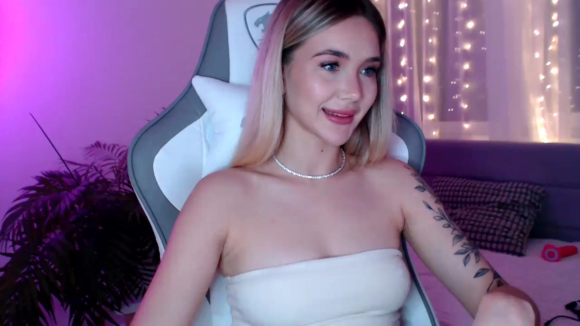 Gallery image thumbnail from HolyMeow's myfreecams stream on, 01/17/2025, 24:24 image 11 of 20