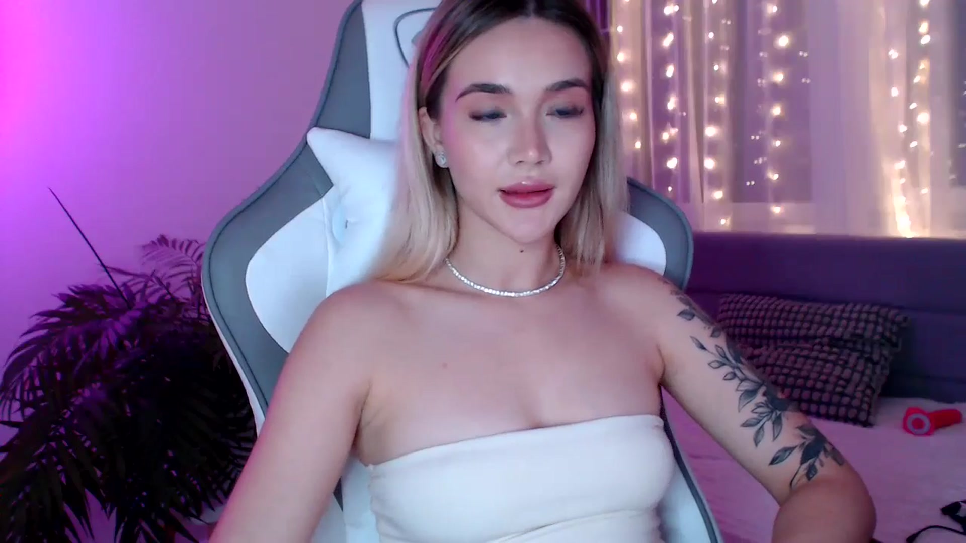 Gallery image thumbnail from HolyMeow's myfreecams stream on, 01/17/2025, 24:24 image 18 of 20