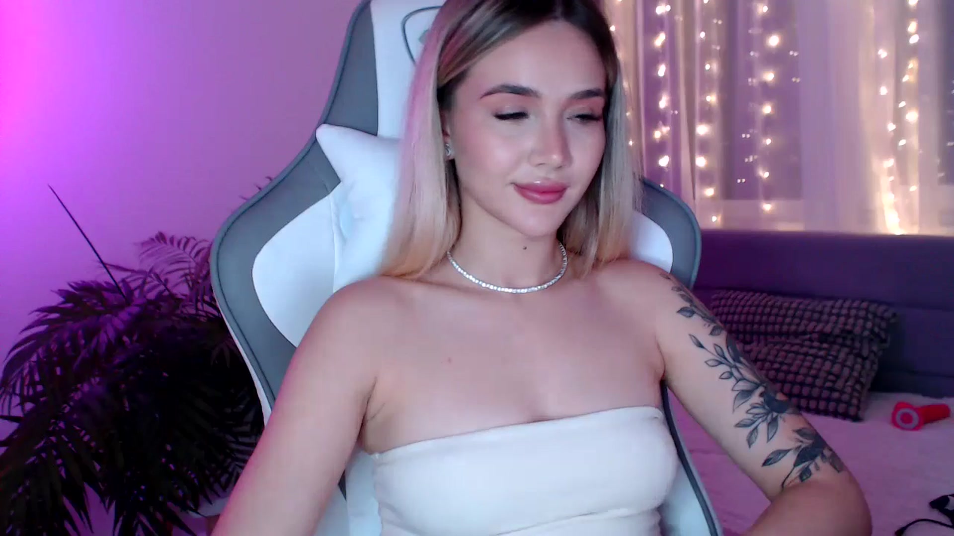 Gallery image thumbnail from HolyMeow's myfreecams stream on, 01/17/2025, 24:24 image 8 of 20