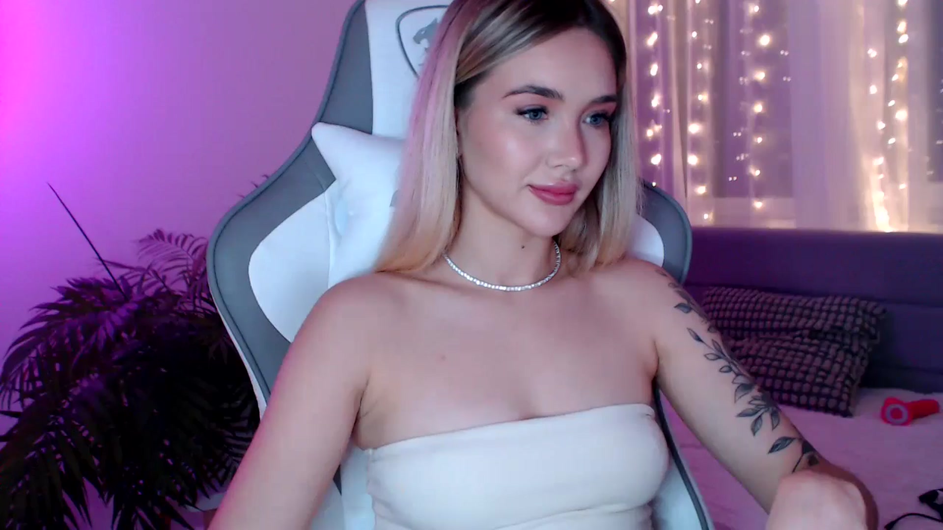 Gallery image thumbnail from HolyMeow's myfreecams stream on, 01/17/2025, 24:24 image 10 of 20