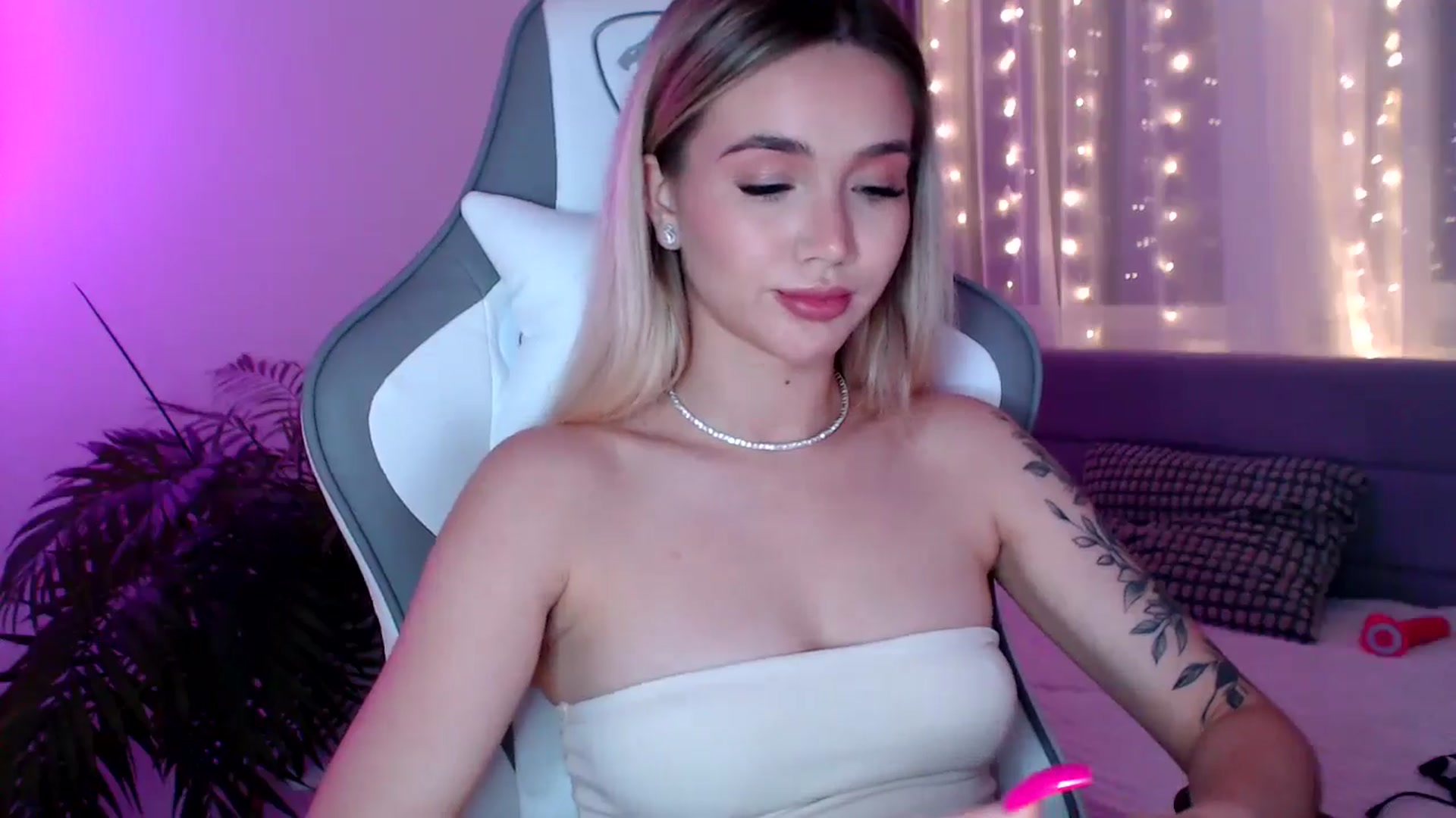 Gallery image thumbnail from HolyMeow's myfreecams stream on, 01/17/2025, 24:24 image 20 of 20