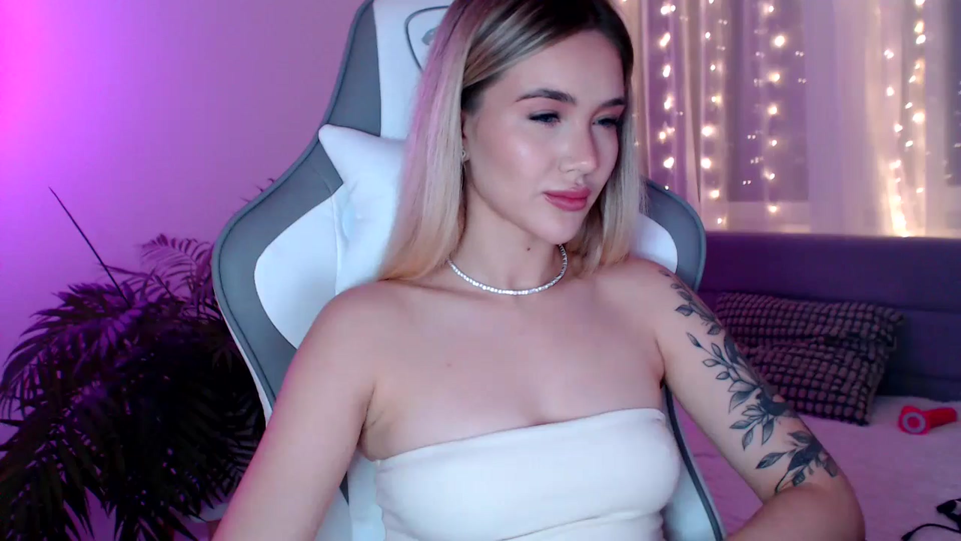 Gallery image thumbnail from HolyMeow's myfreecams stream on, 01/17/2025, 24:24 image 7 of 20