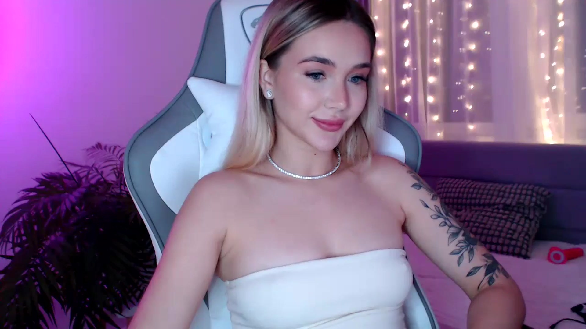 Gallery image thumbnail from HolyMeow's myfreecams stream on, 01/17/2025, 24:24 image 17 of 20