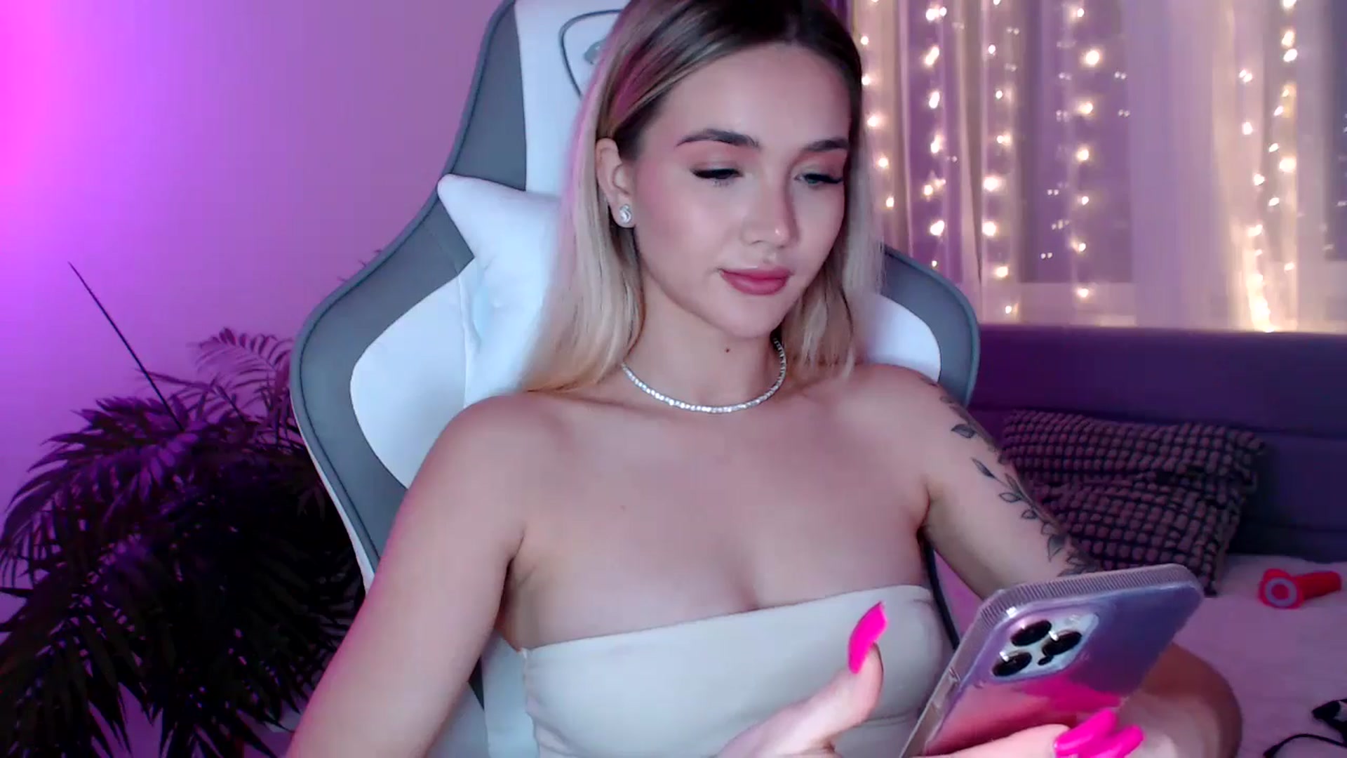 Gallery image thumbnail from HolyMeow's myfreecams stream on, 01/17/2025, 24:24 image 16 of 20