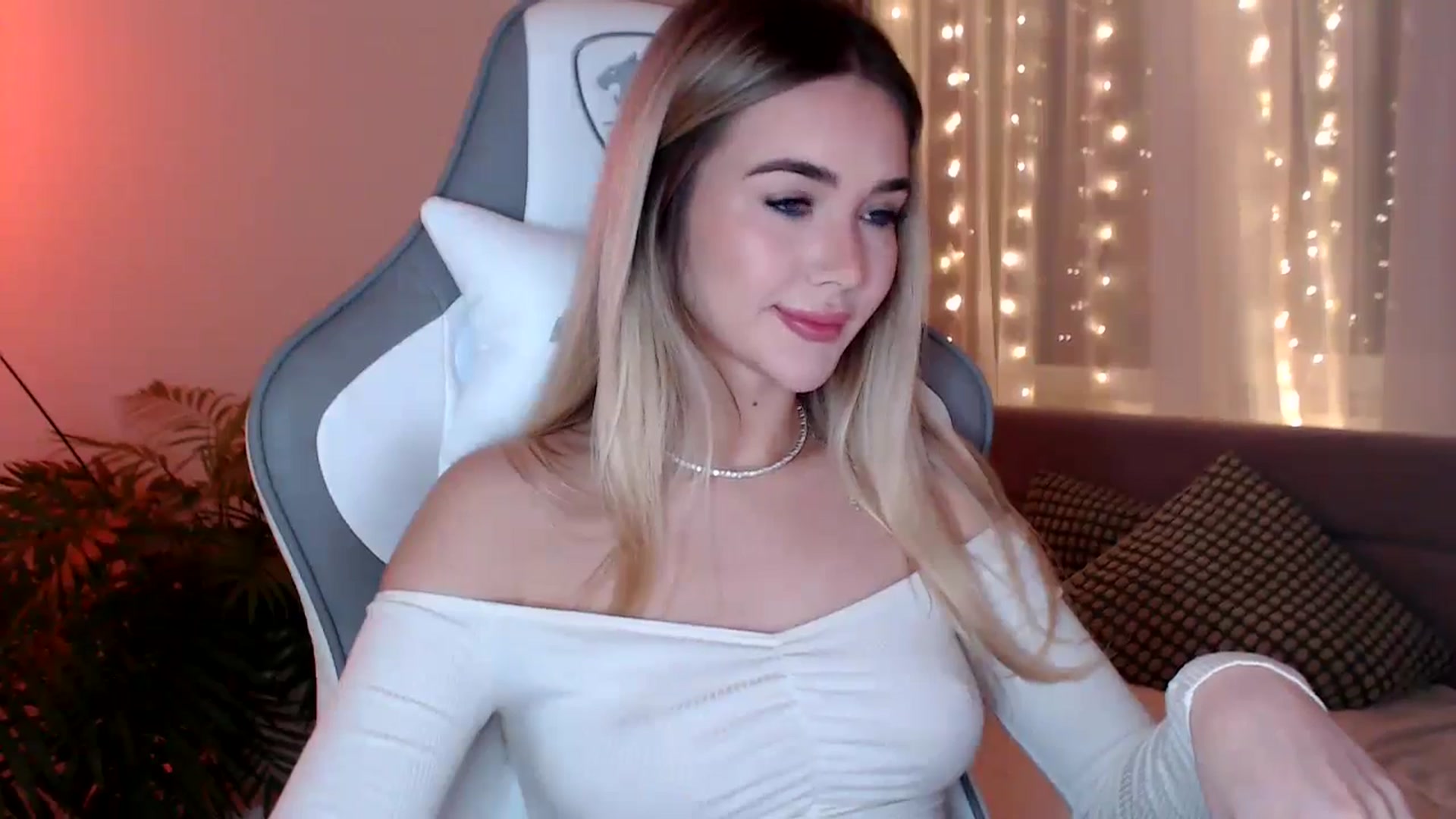 Gallery image thumbnail from HolyMeow's myfreecams stream on, 01/21/2025, 20:57 image 16 of 20