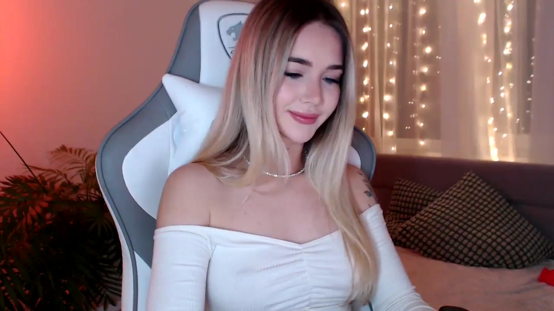 Gallery image thumbnail from HolyMeow's myfreecams stream on, 01/21/2025, 20:57 image 3 of 20