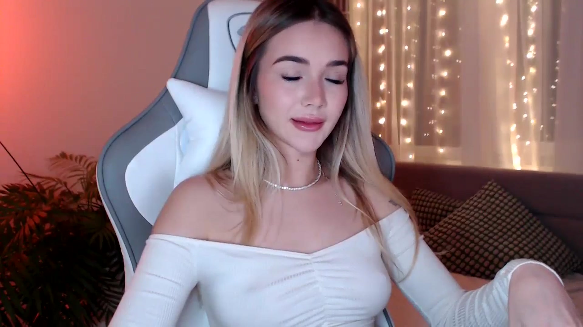 Gallery image thumbnail from HolyMeow's myfreecams stream on, 01/21/2025, 20:57 image 11 of 20