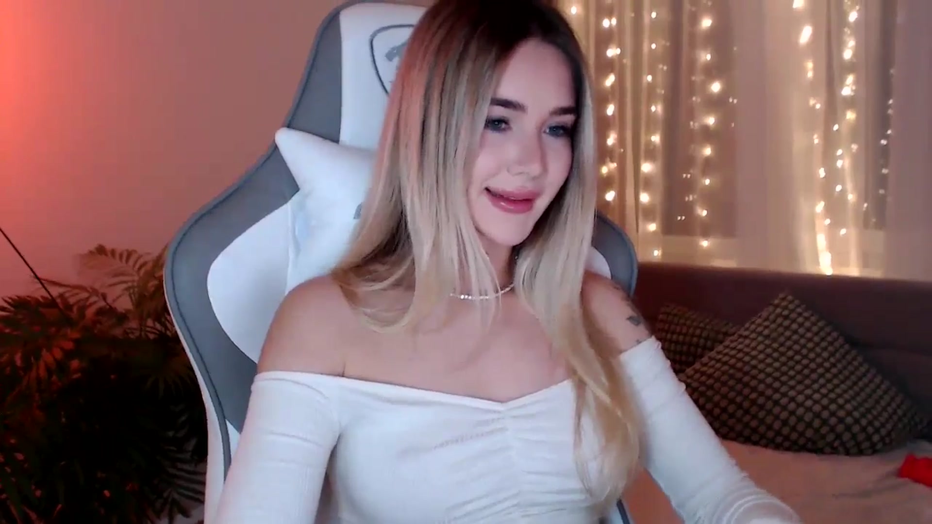 Gallery image thumbnail from HolyMeow's myfreecams stream on, 01/21/2025, 20:57 image 8 of 20
