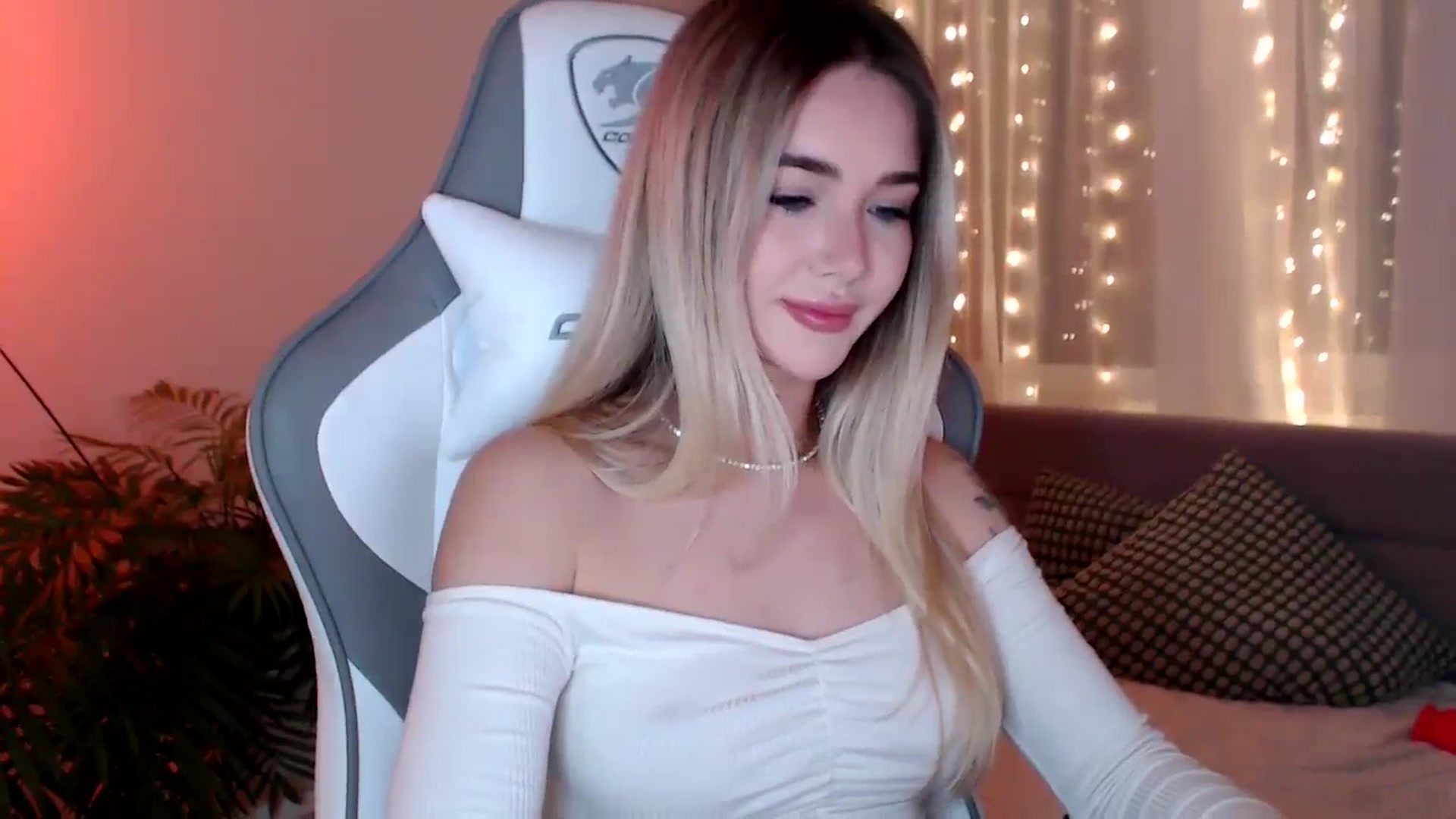 Gallery image thumbnail from HolyMeow's myfreecams stream on, 01/21/2025, 20:57 image 4 of 20