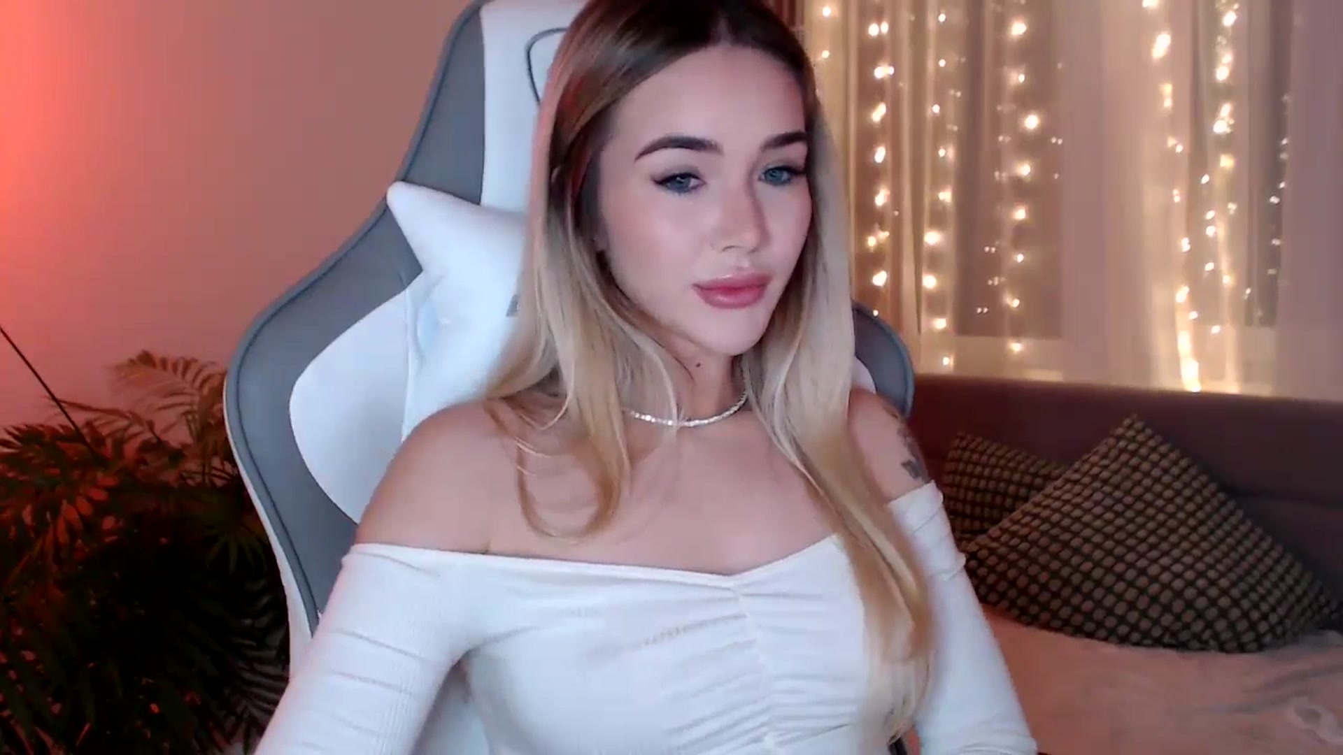 Gallery image thumbnail from HolyMeow's myfreecams stream on, 01/21/2025, 20:57 image 9 of 20