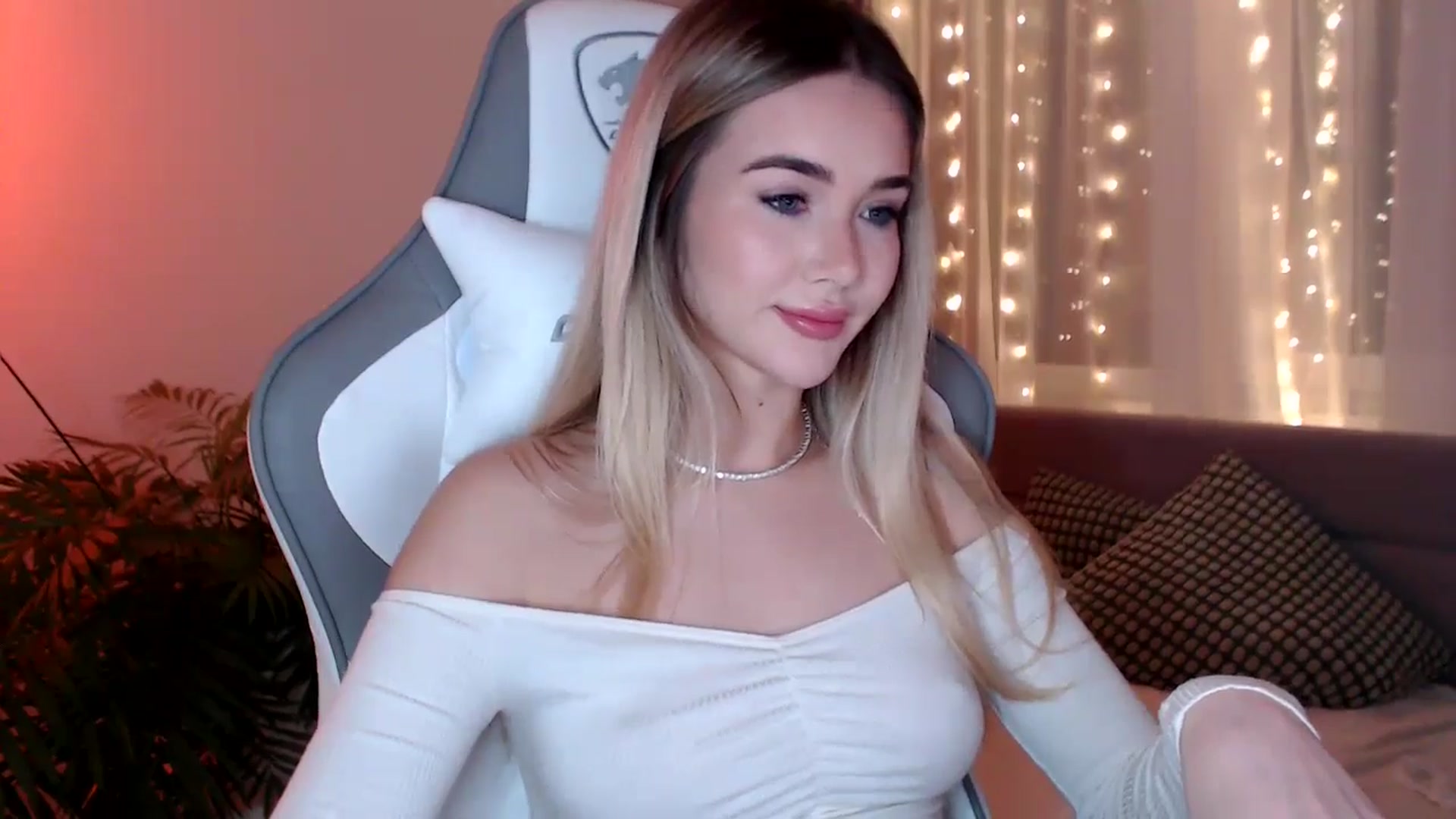 Gallery image thumbnail from HolyMeow's myfreecams stream on, 01/21/2025, 20:57 image 18 of 20