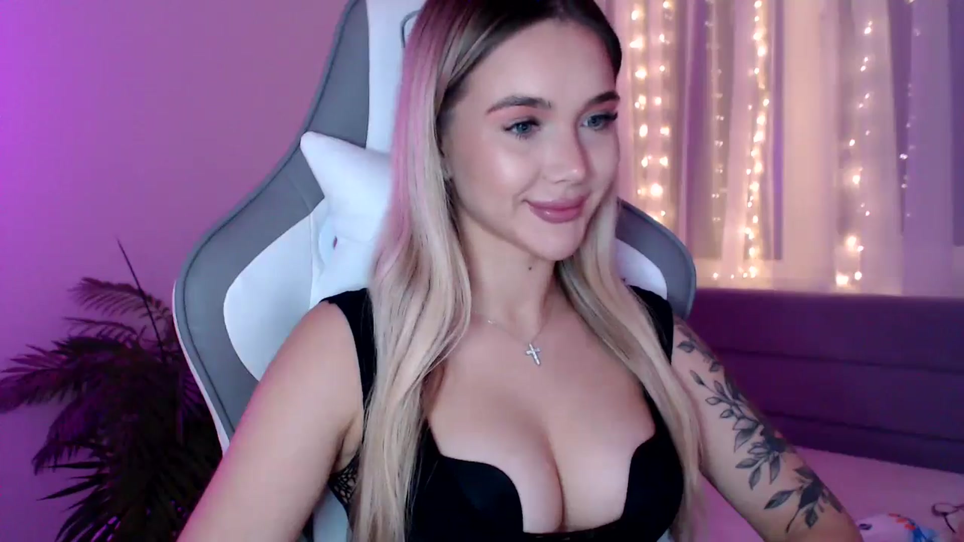 Gallery image thumbnail from HolyMeow's myfreecams stream on, 02/20/2025, 21:54 image 11 of 20