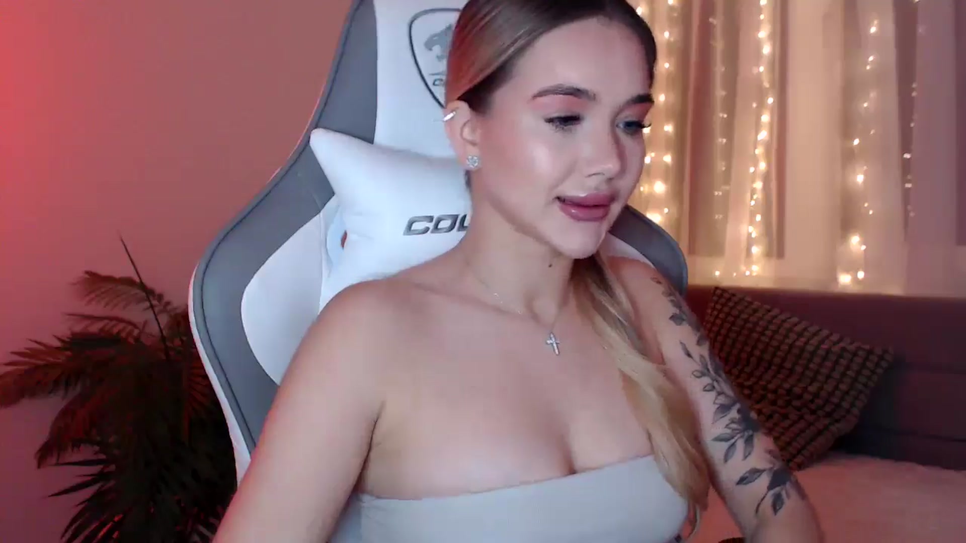 Gallery image thumbnail from HolyMeow's myfreecams stream on, 02/21/2025, 20:23 image 19 of 20