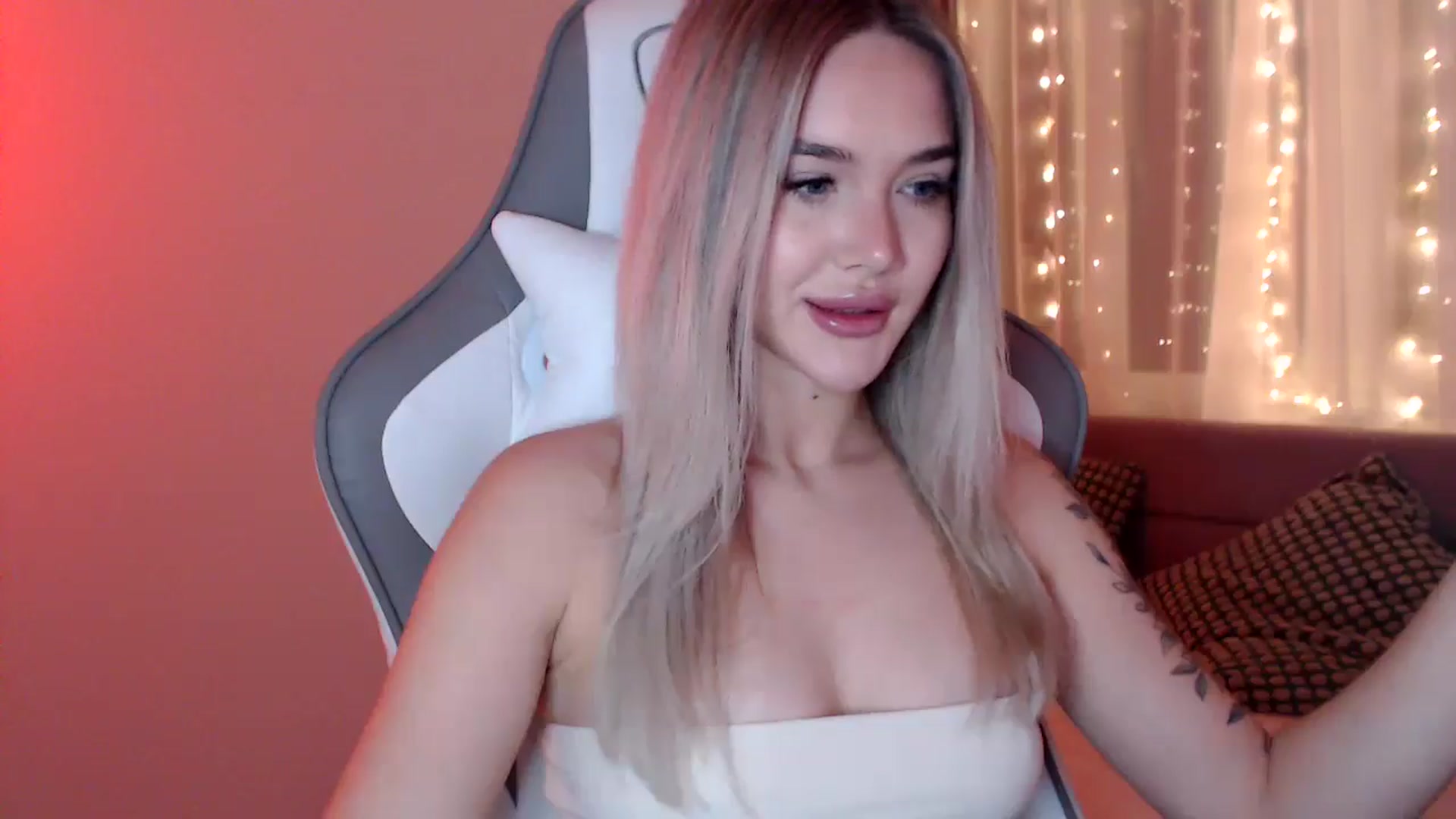 Gallery image thumbnail from HolyMeow's myfreecams stream on, 03/04/2025, 21:04 image 18 of 20