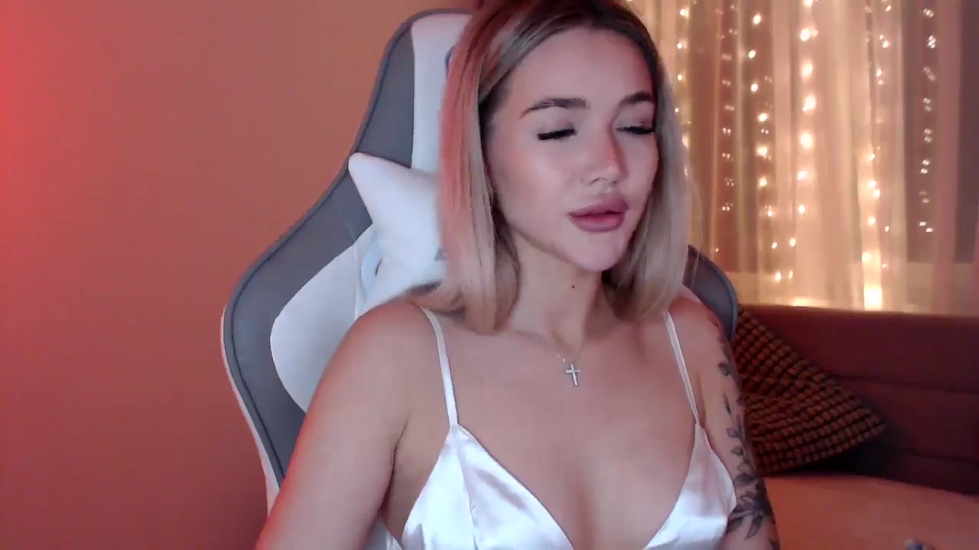 Gallery image thumbnail from HolyMeow's myfreecams stream on, 04/06/2025, 19:59 image 8 of 20