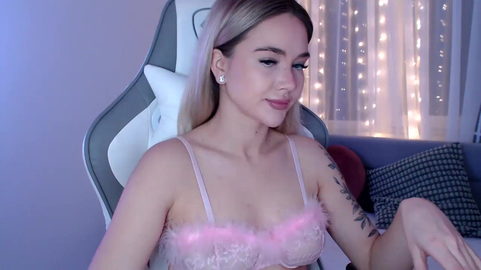 Gallery image thumbnail from HolyMeow's myfreecams stream on, 04/16/2025, 19:21 image 5 of 20