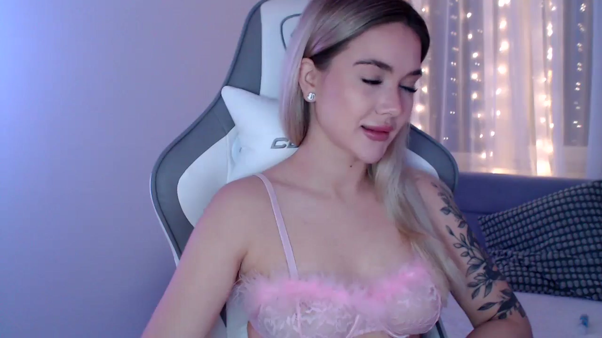 Gallery image thumbnail from HolyMeow's myfreecams stream on, 04/16/2025, 20:14 image 11 of 20