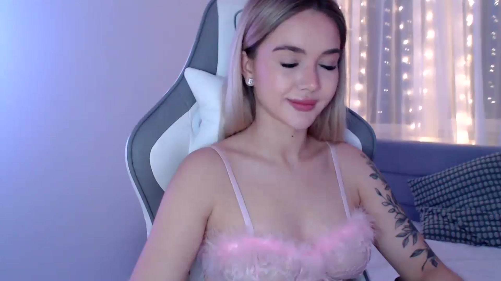 Gallery image thumbnail from HolyMeow's myfreecams stream on, 04/16/2025, 20:54 image 15 of 20