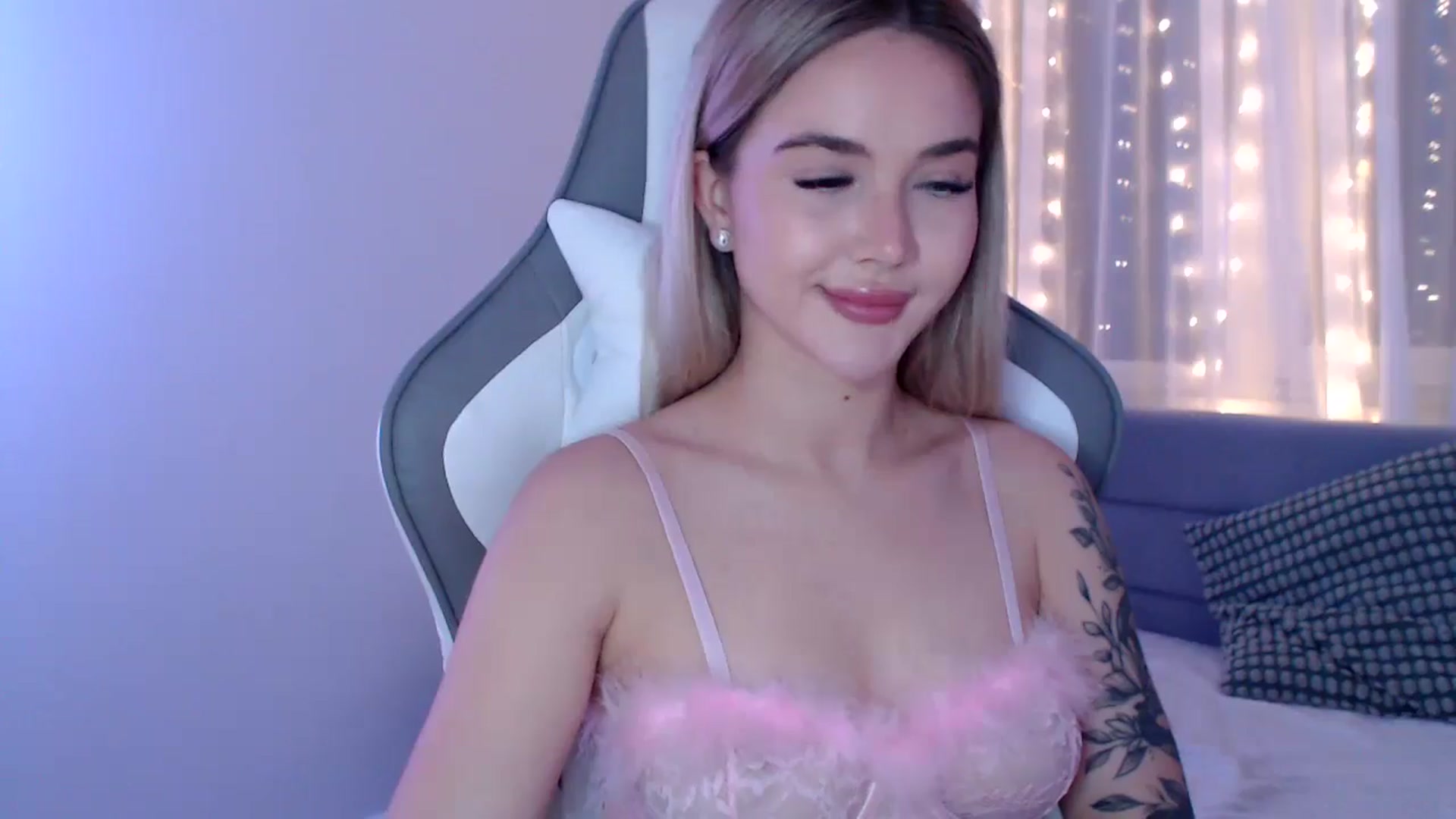 Gallery image thumbnail from HolyMeow's myfreecams stream on, 04/16/2025, 20:54 image 9 of 20