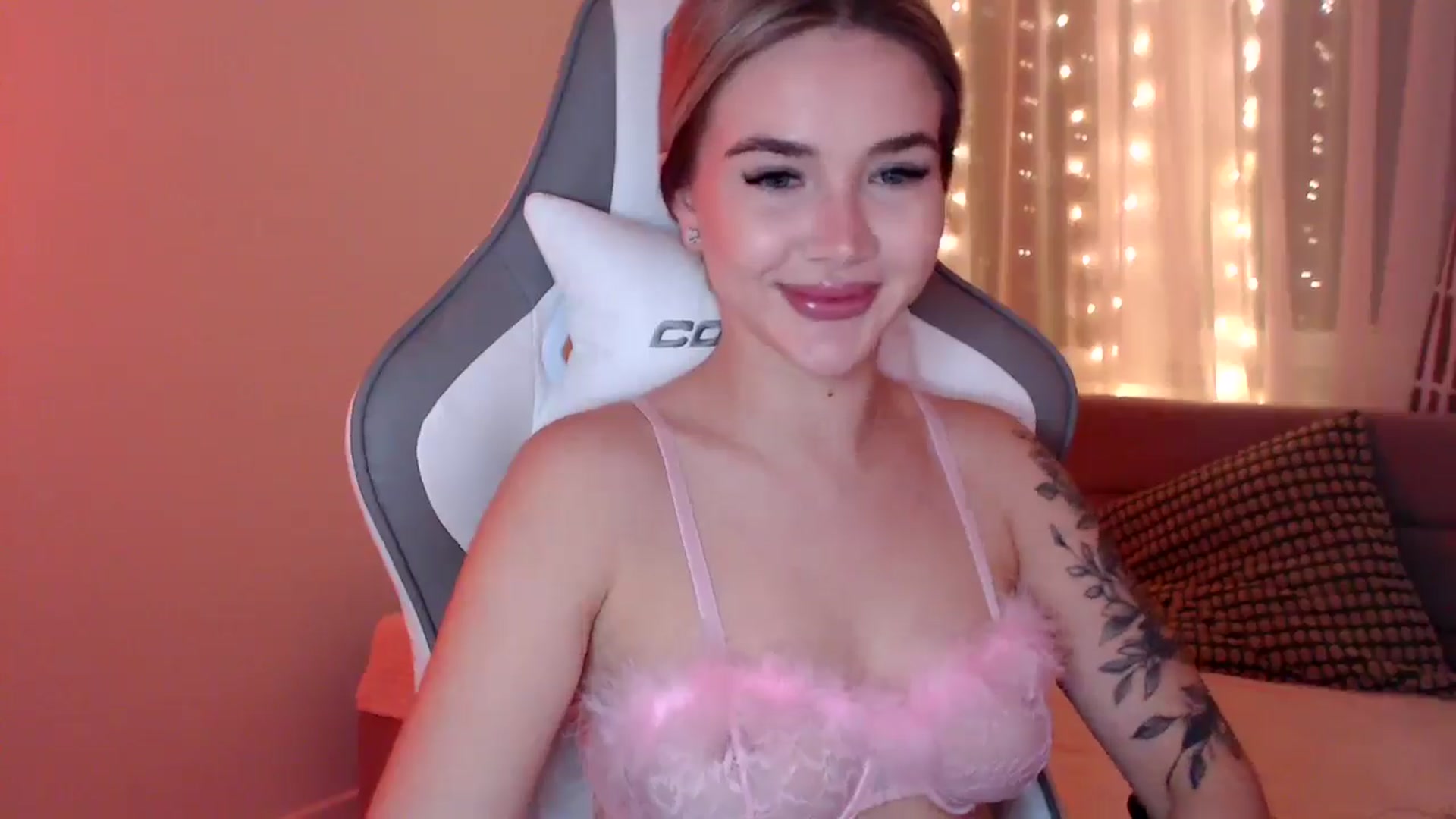 Gallery image thumbnail from HolyMeow's myfreecams stream on, 04/17/2025, 19:29 image 10 of 20