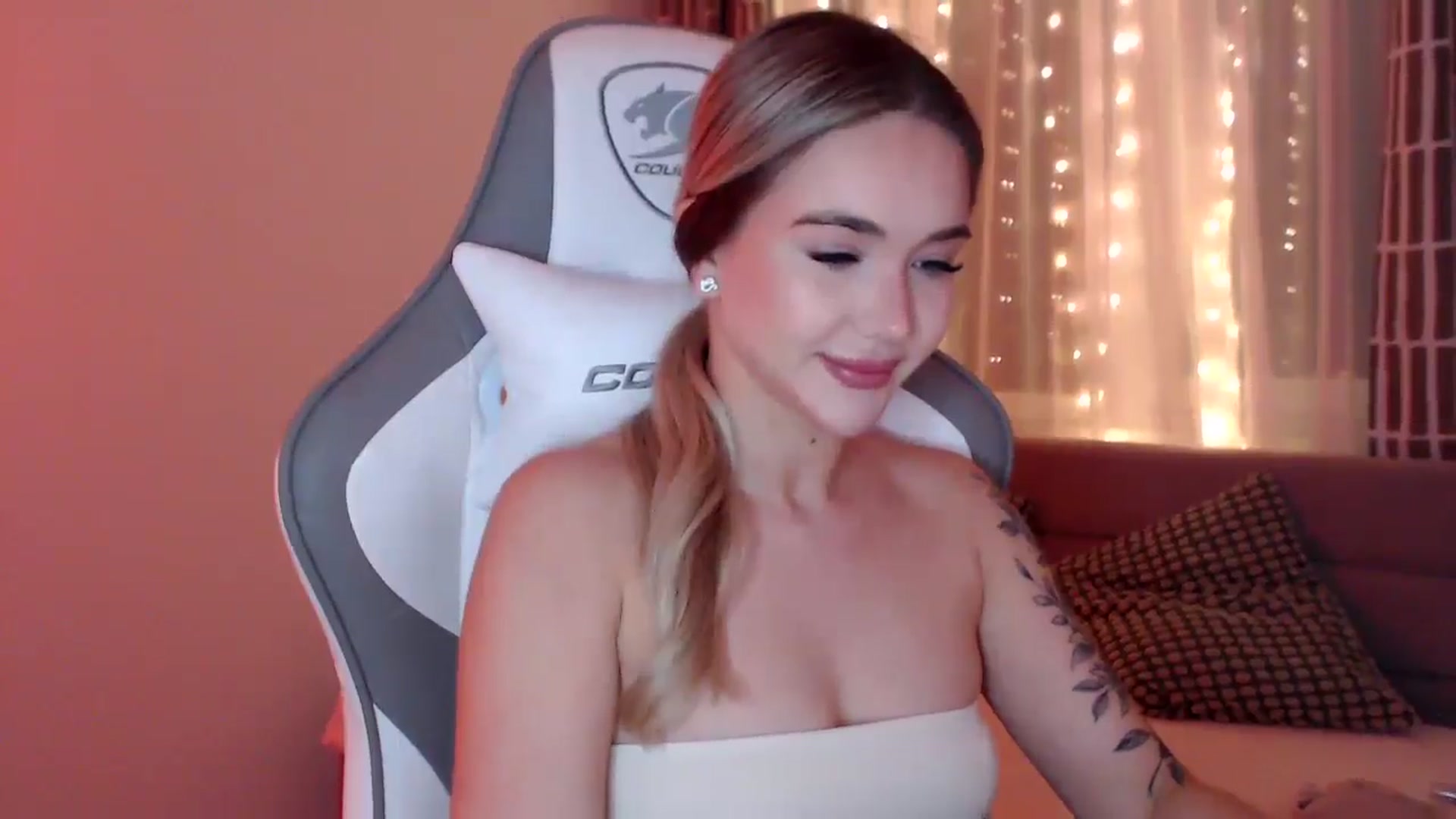 Gallery image thumbnail from HolyMeow's myfreecams stream on, 04/29/2025, 21:46 image 9 of 20