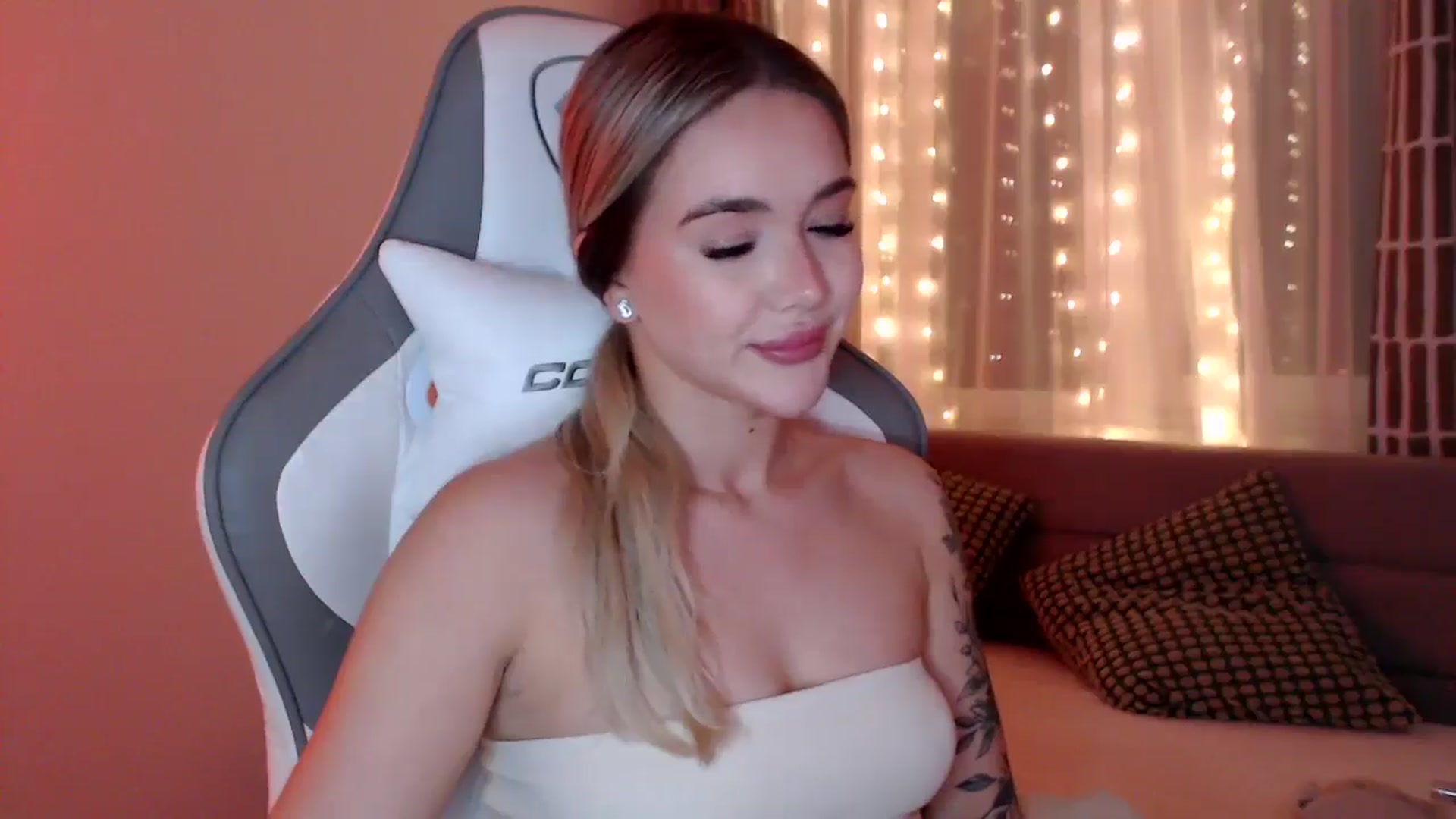 Gallery image thumbnail from HolyMeow's myfreecams stream on, 04/29/2025, 21:46 image 15 of 20
