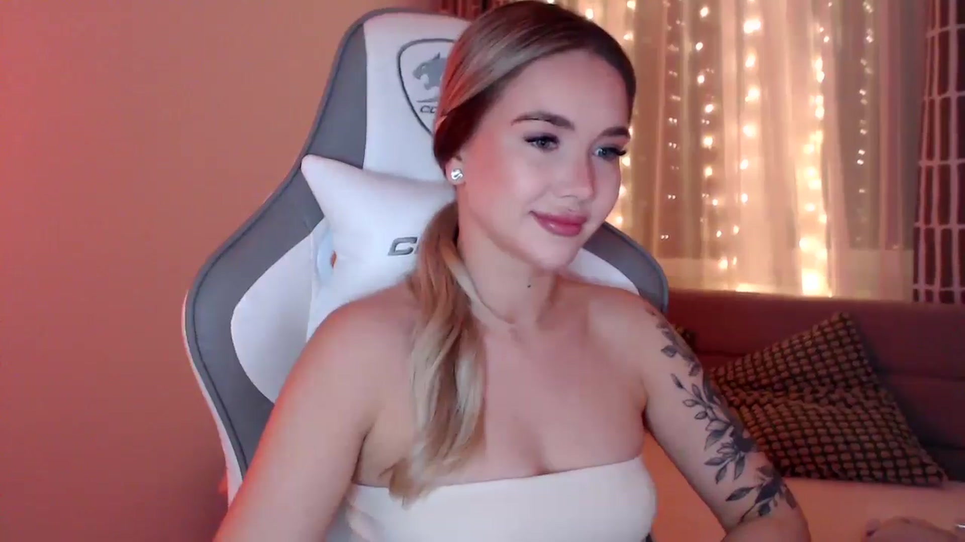 Gallery image thumbnail from HolyMeow's myfreecams stream on, 04/29/2025, 21:46 image 3 of 20
