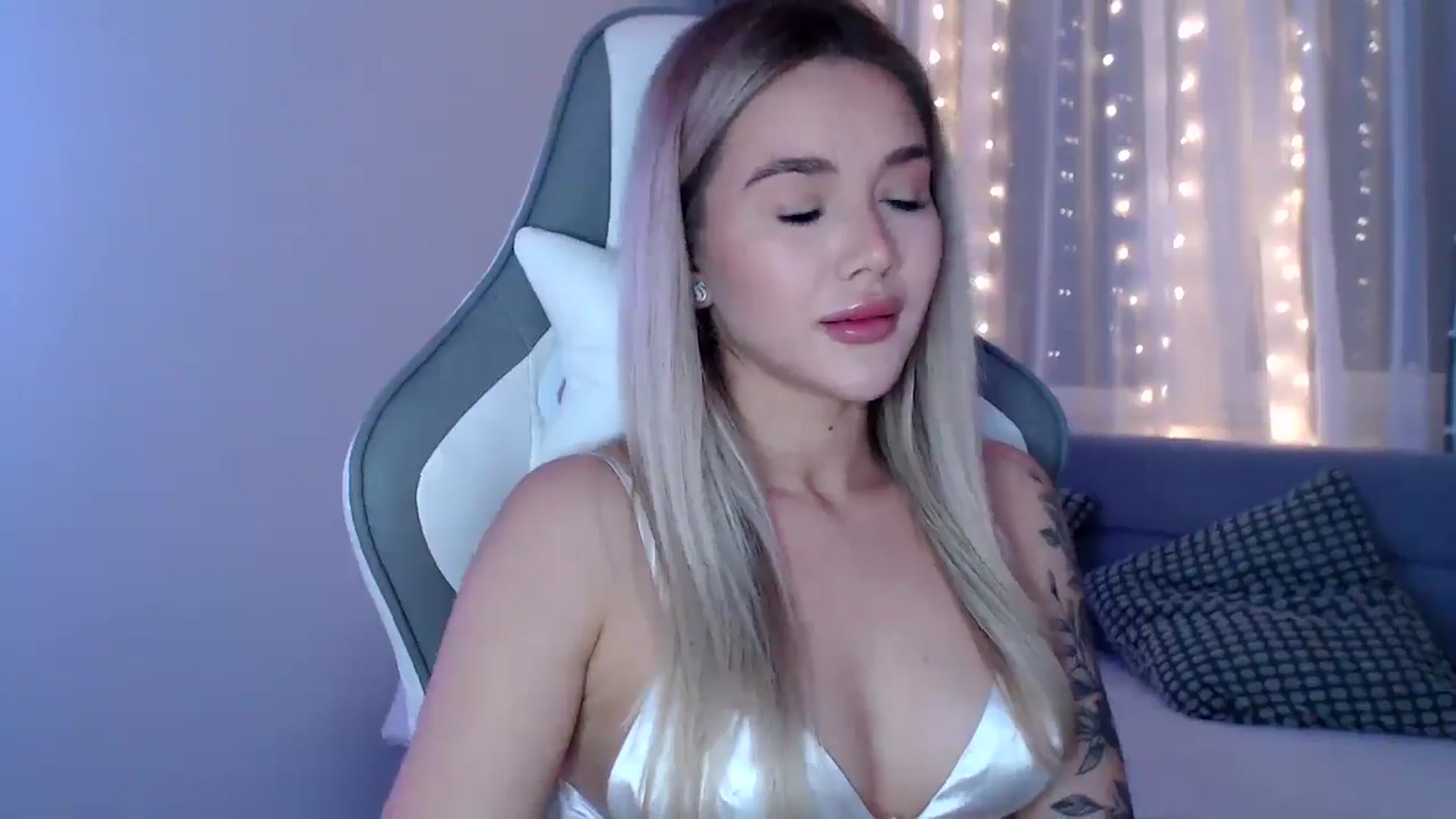 Gallery image thumbnail from HolyMeow's myfreecams stream on, 04/30/2025, 21:01 image 18 of 20
