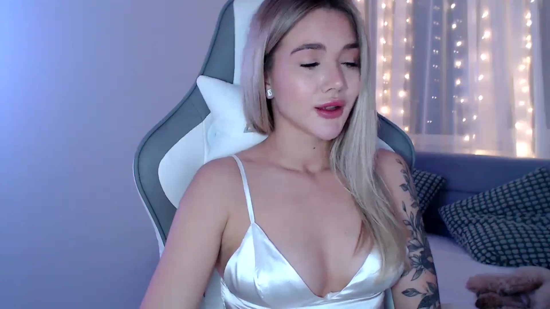 Gallery image thumbnail from HolyMeow's myfreecams stream on, 04/30/2025, 22:47 image 19 of 20