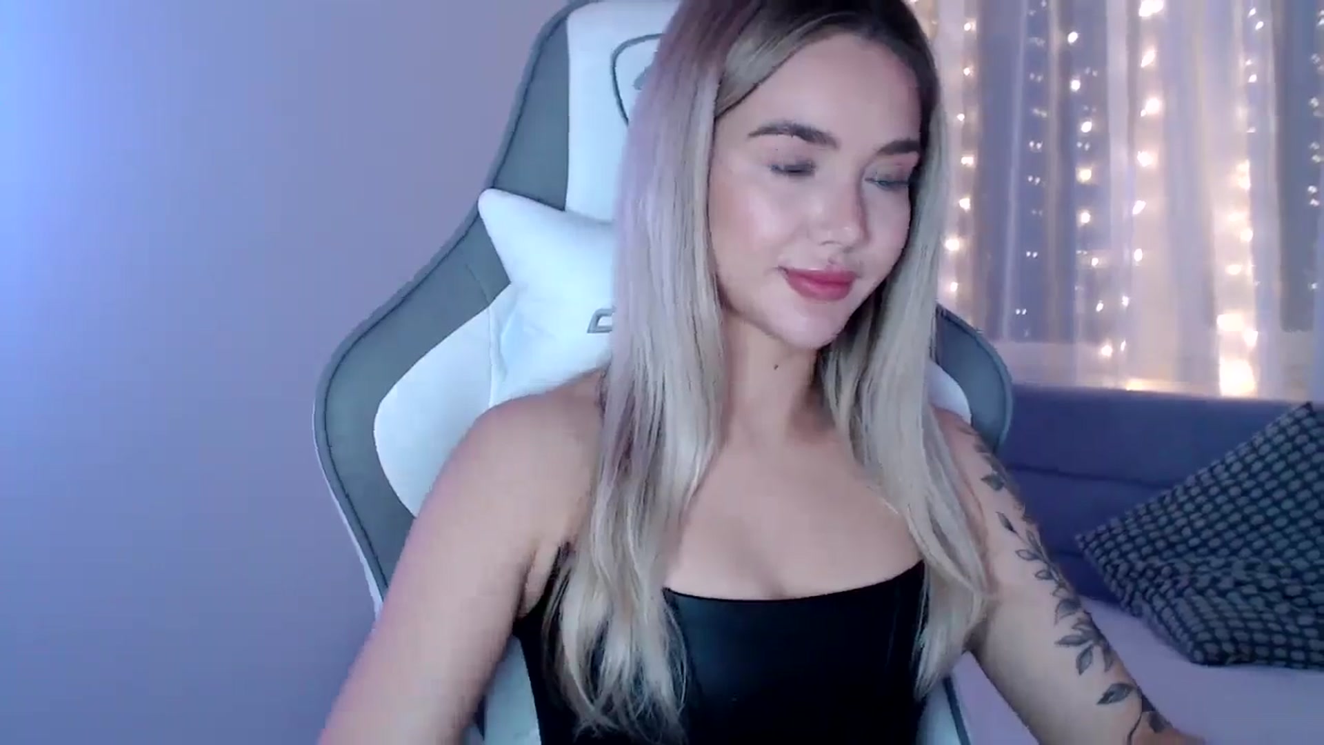 Gallery image thumbnail from HolyMeow's myfreecams stream on, 05/01/2025, 21:03 image 6 of 20