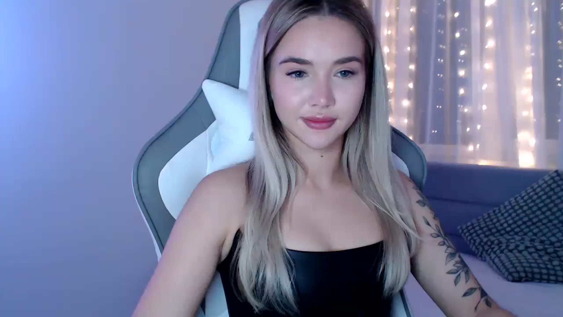 Gallery image thumbnail from HolyMeow's myfreecams stream on, 05/01/2025, 21:03 image 10 of 20