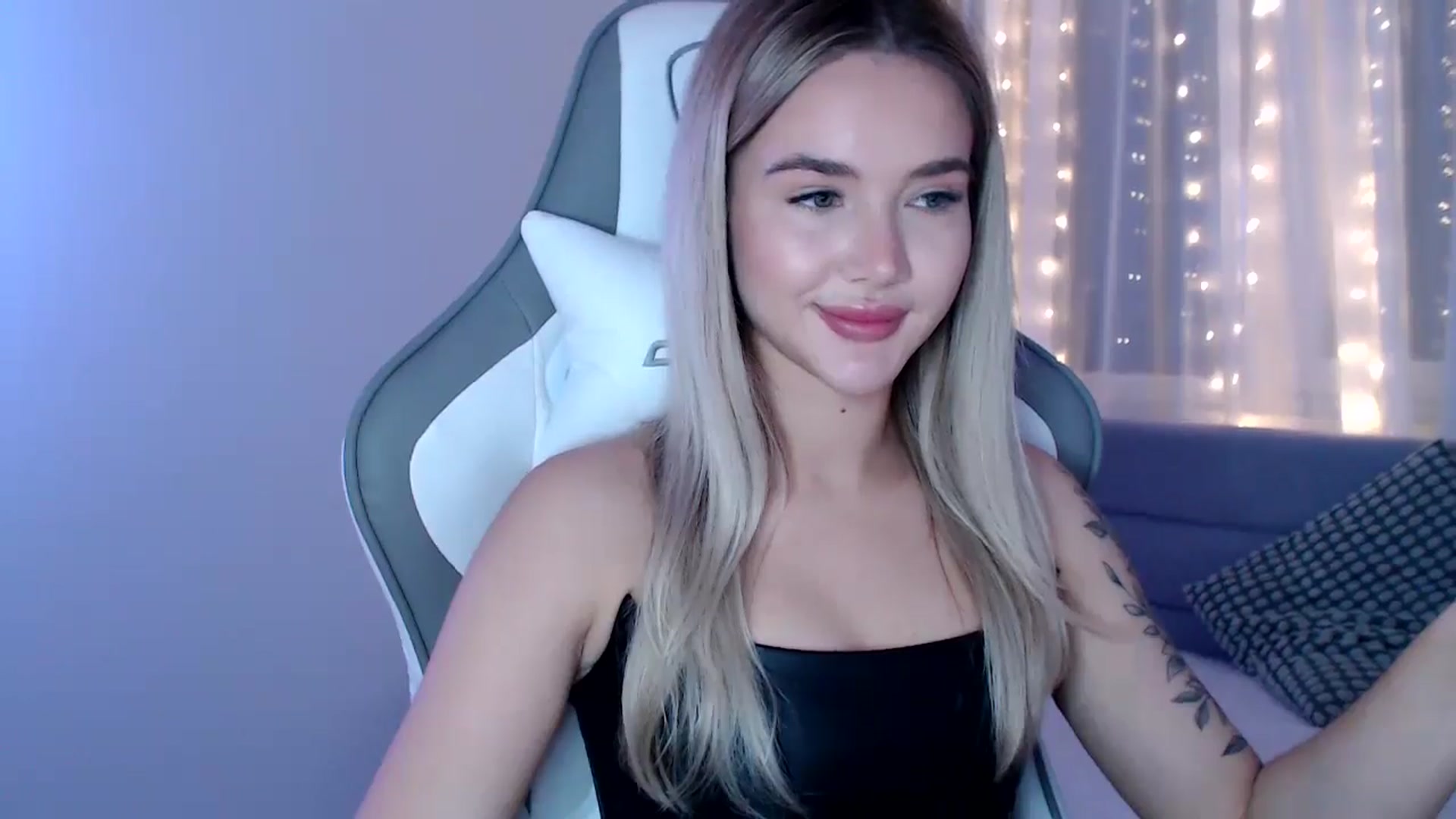 Gallery image thumbnail from HolyMeow's myfreecams stream on, 05/01/2025, 21:03 image 19 of 20