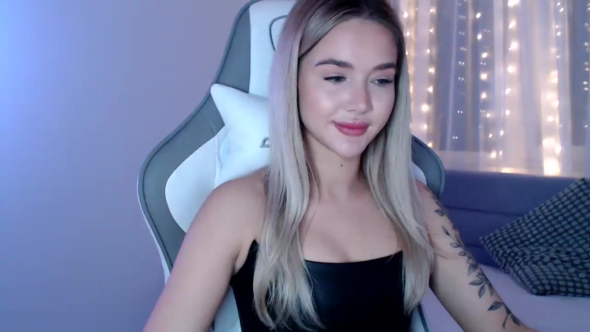 Gallery image thumbnail from HolyMeow's myfreecams stream on, 05/01/2025, 21:03 image 15 of 20