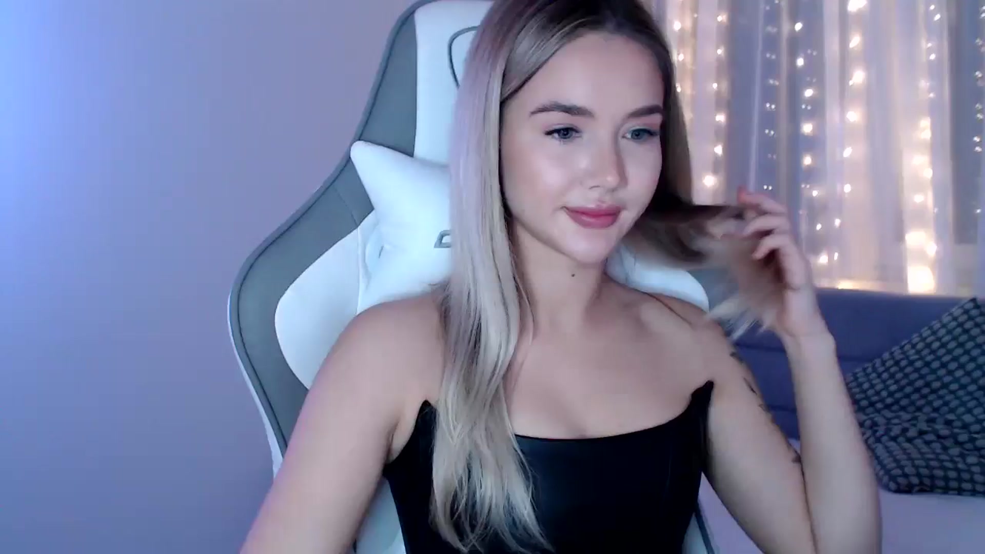 Gallery image thumbnail from HolyMeow's myfreecams stream on, 05/01/2025, 21:03 image 17 of 20