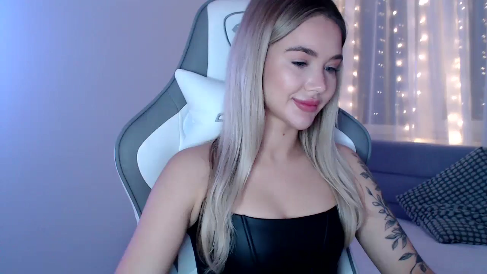Gallery image thumbnail from HolyMeow's myfreecams stream on, 05/01/2025, 21:03 image 9 of 20