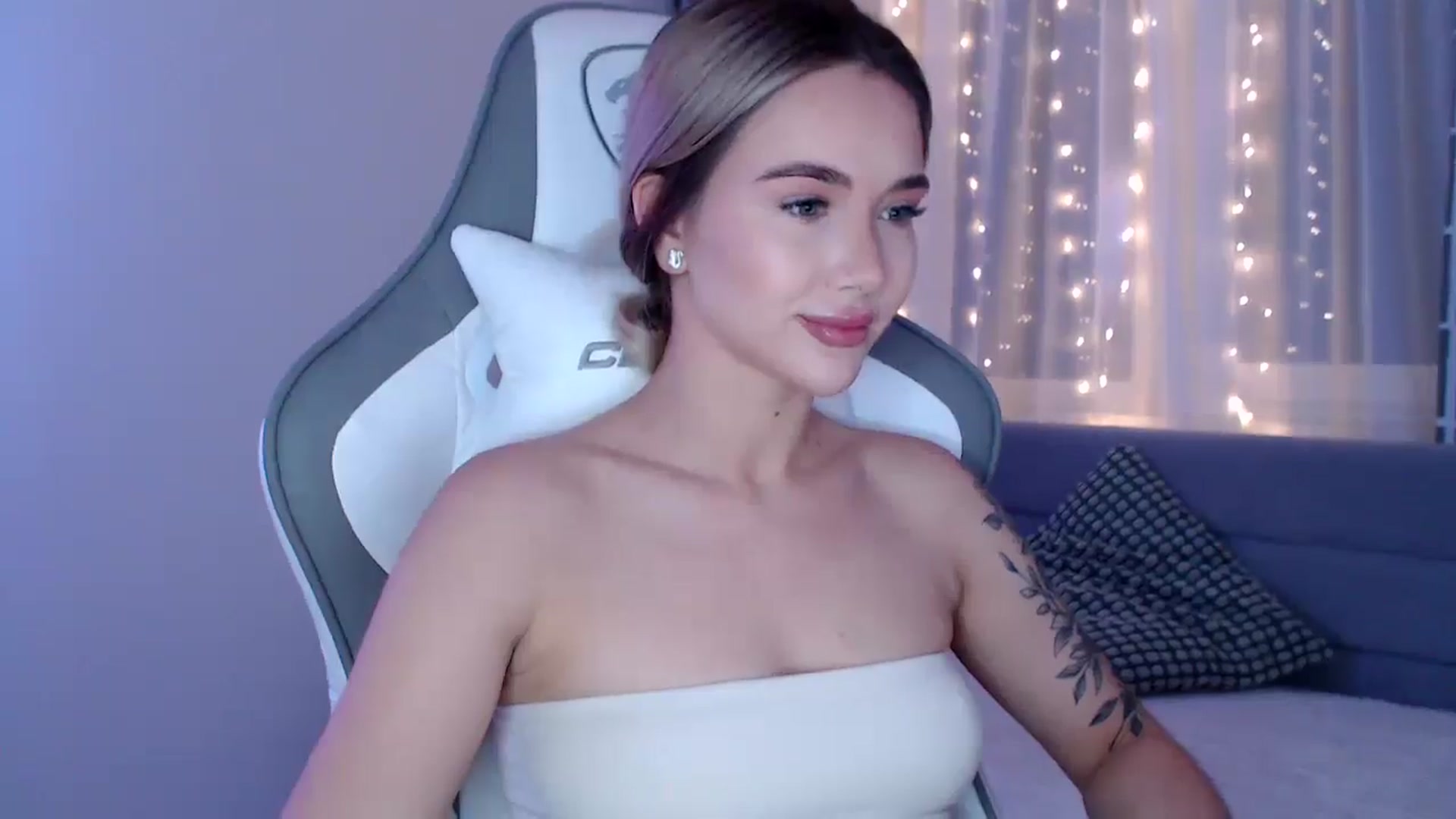 Gallery image thumbnail from HolyMeow's myfreecams stream on, 05/16/2025, 18:37 image 8 of 20