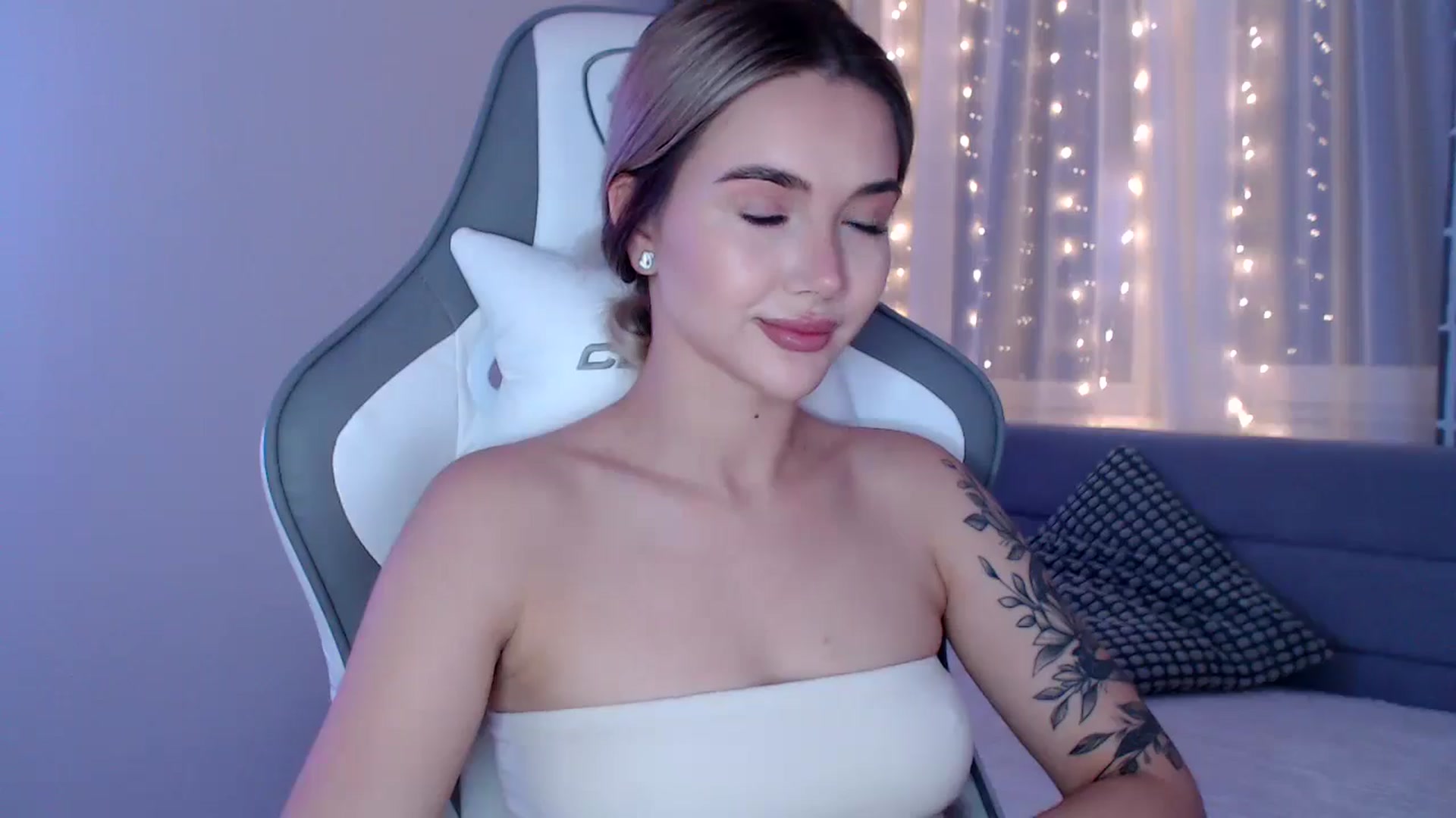 Gallery image thumbnail from HolyMeow's myfreecams stream on, 05/16/2025, 18:37 image 12 of 20