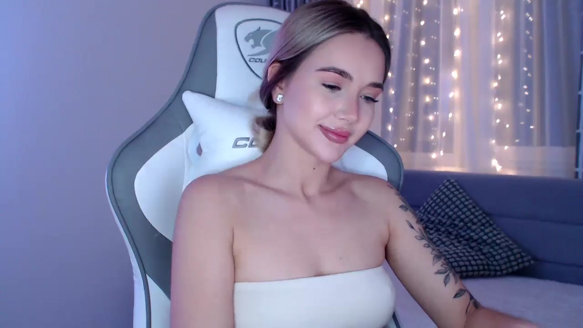 Gallery image thumbnail from HolyMeow's myfreecams stream on, 05/16/2025, 18:37 image 13 of 20