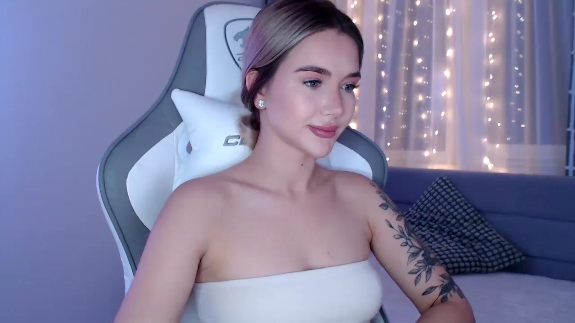 Gallery image thumbnail from HolyMeow's myfreecams stream on, 05/16/2025, 18:37 image 16 of 20