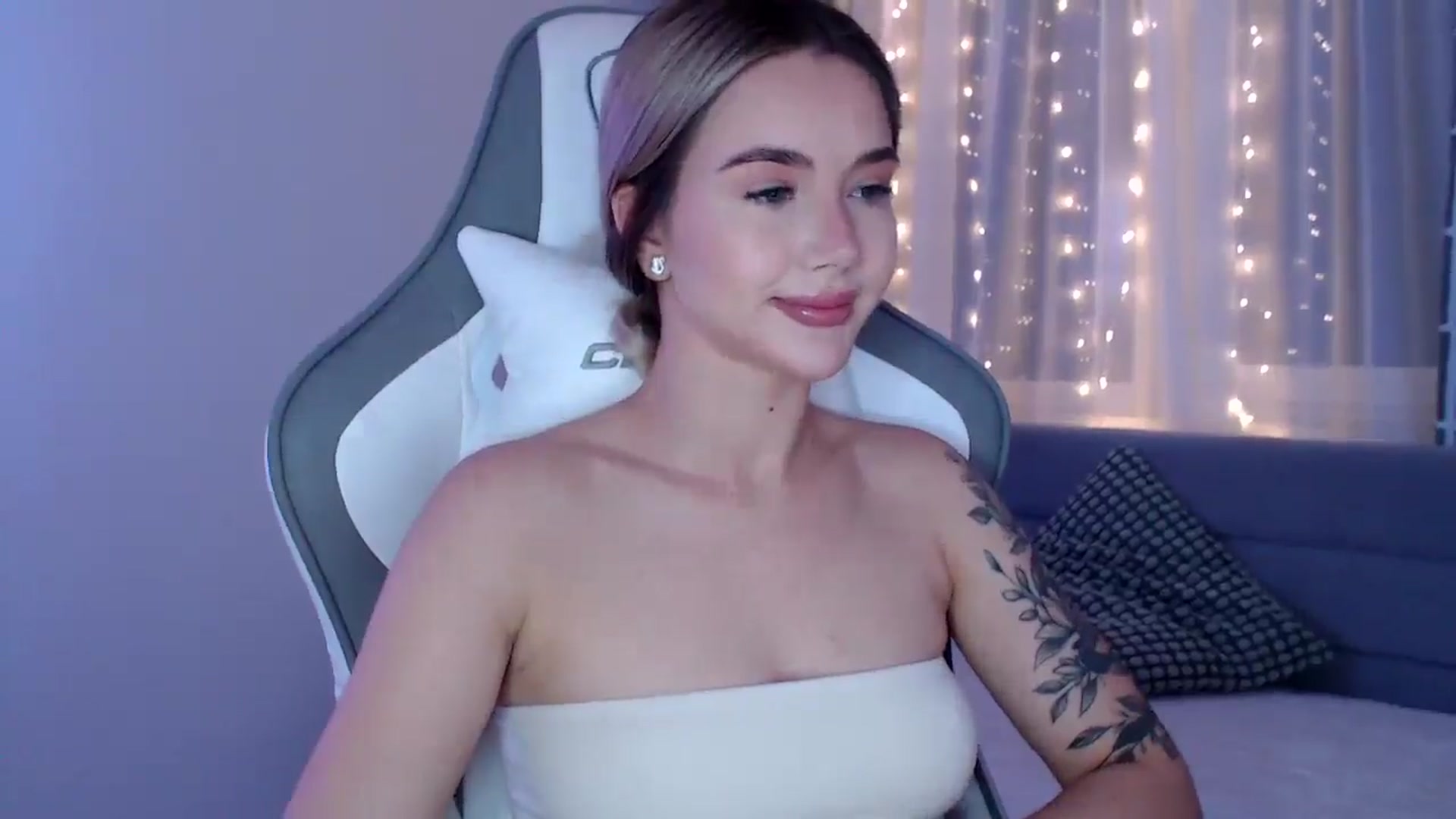 Gallery image thumbnail from HolyMeow's myfreecams stream on, 05/16/2025, 18:37 image 2 of 20