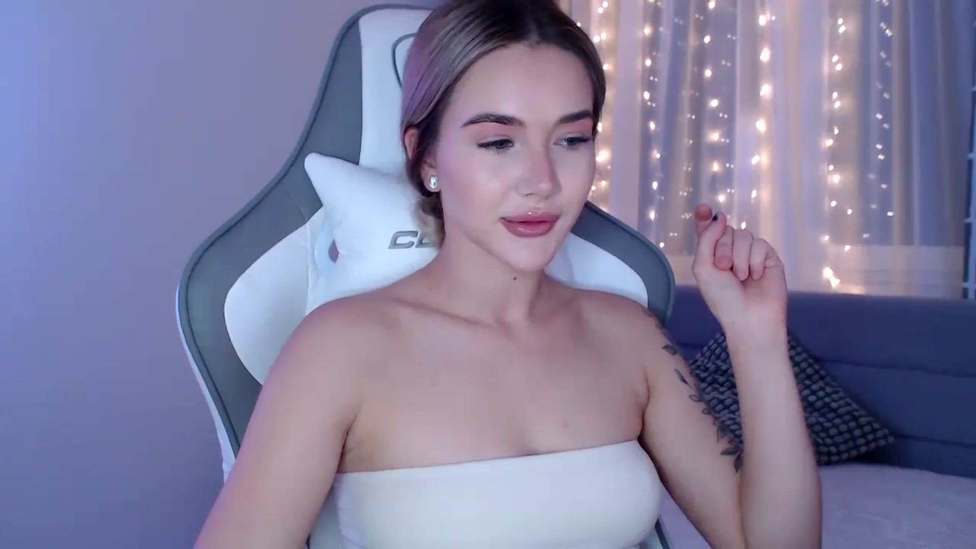 Gallery image thumbnail from HolyMeow's myfreecams stream on, 05/16/2025, 18:37 image 7 of 20