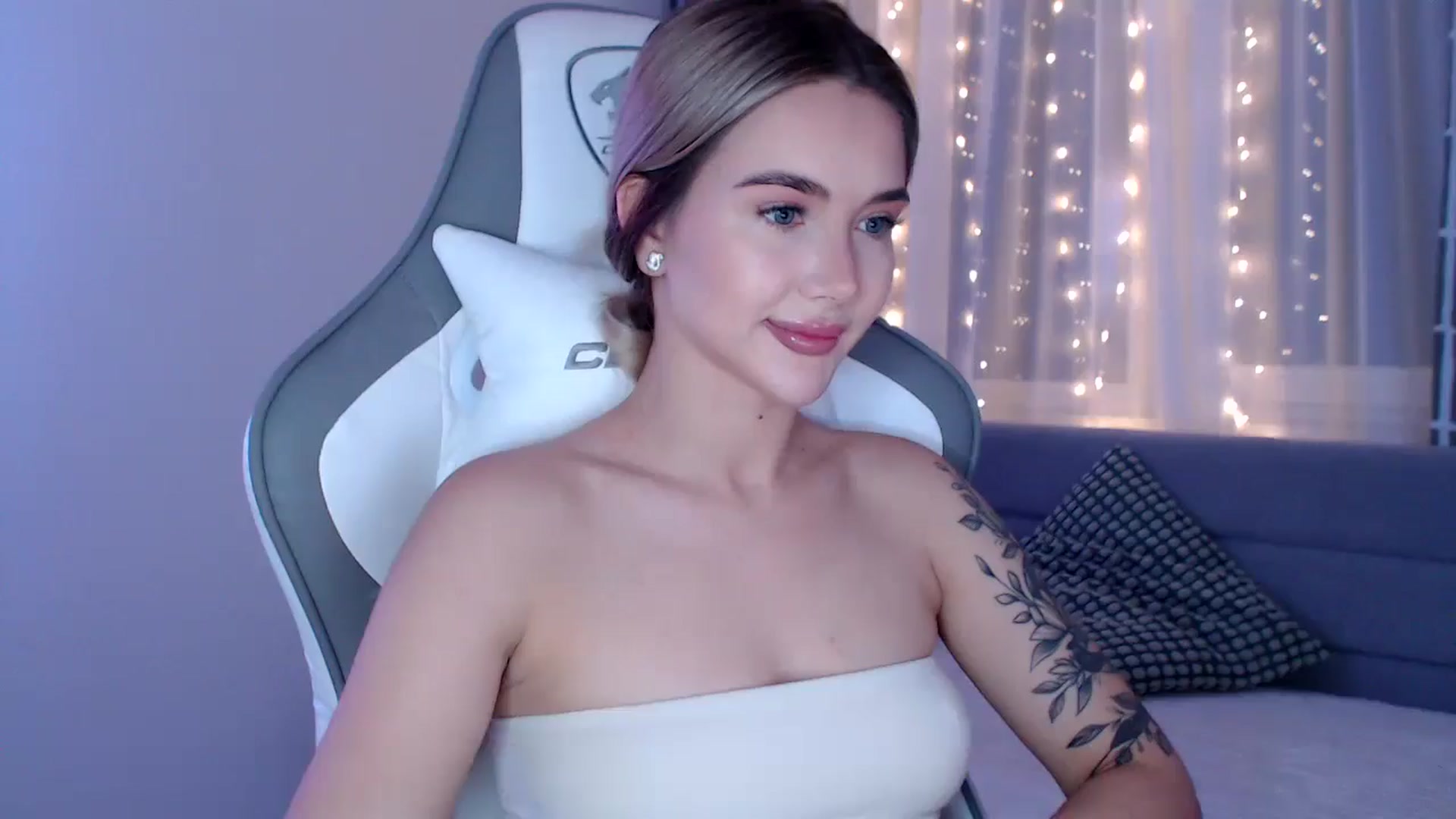 Gallery image thumbnail from HolyMeow's myfreecams stream on, 05/16/2025, 18:37 image 17 of 20